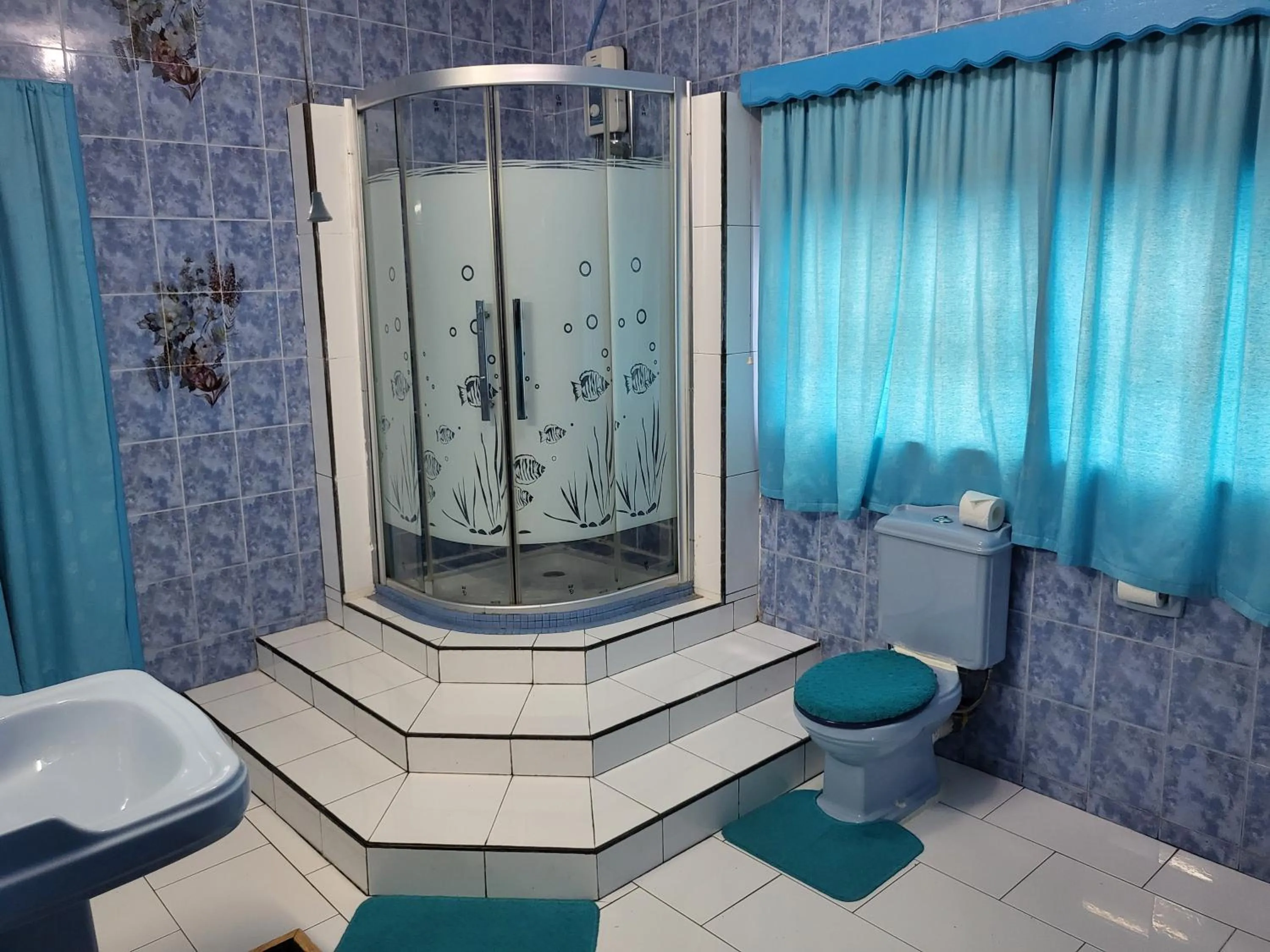 Shower in Le Chateau Bleu