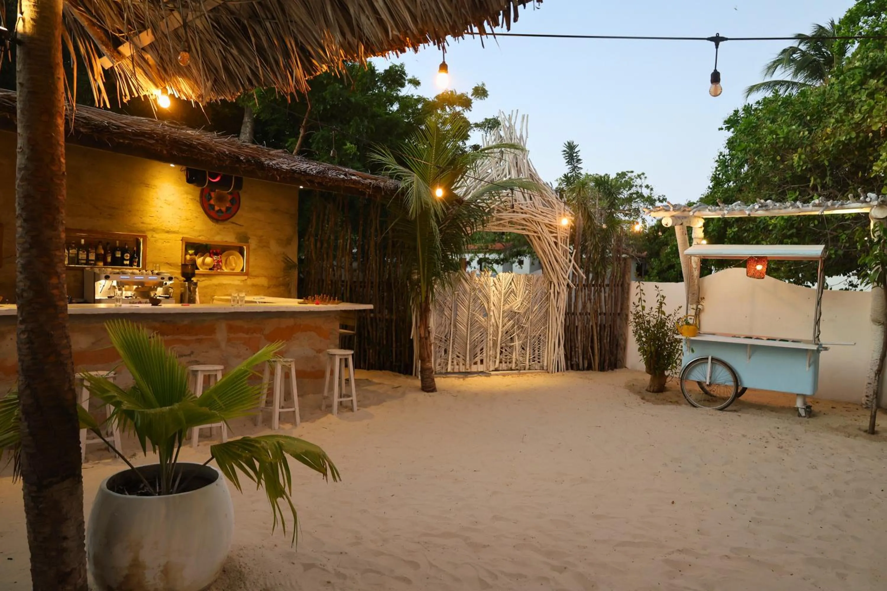 Restaurant/places to eat in Bahaka Jeri