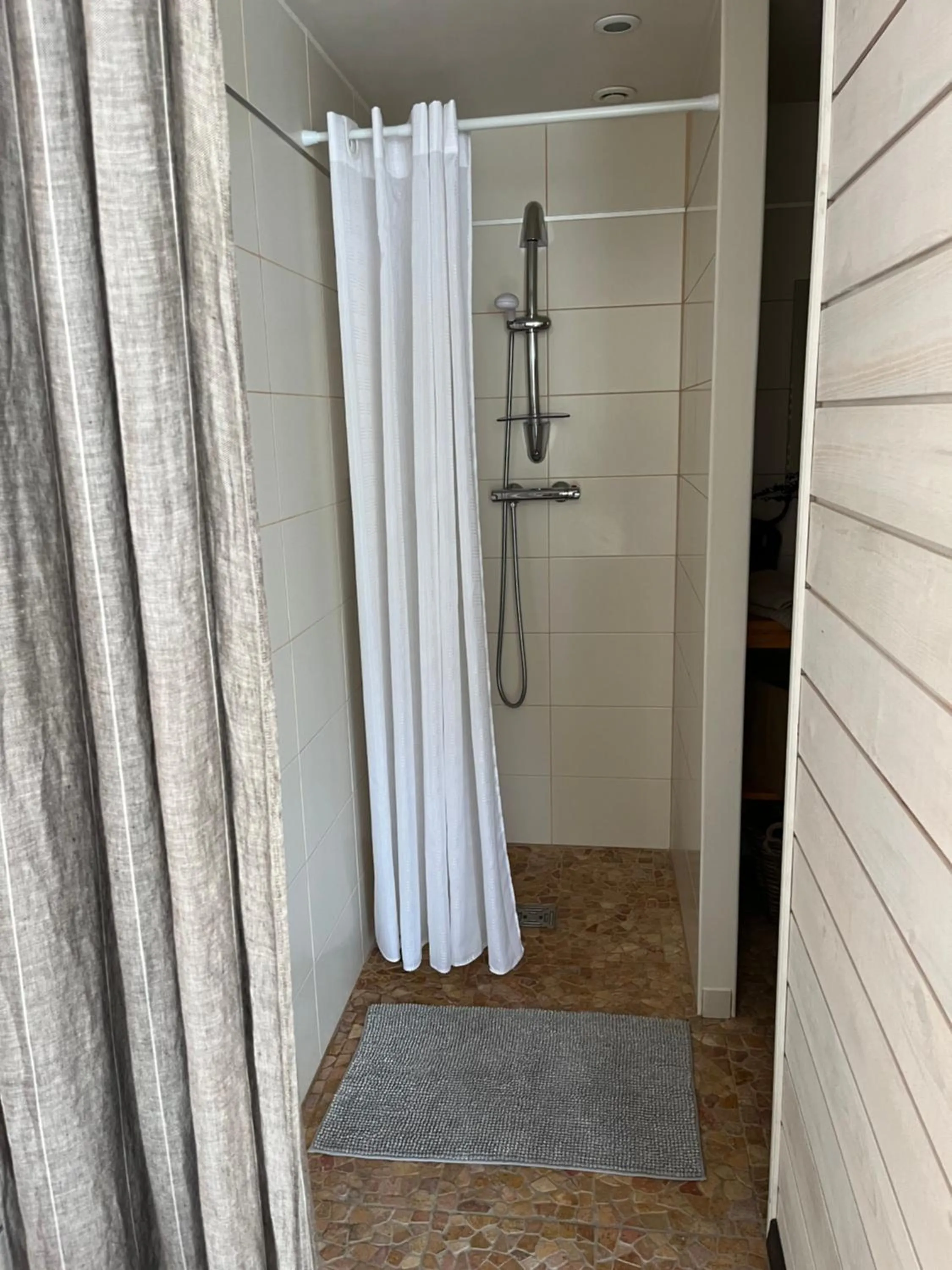 Shower in Chambre d’hotes golf du Morbihan
