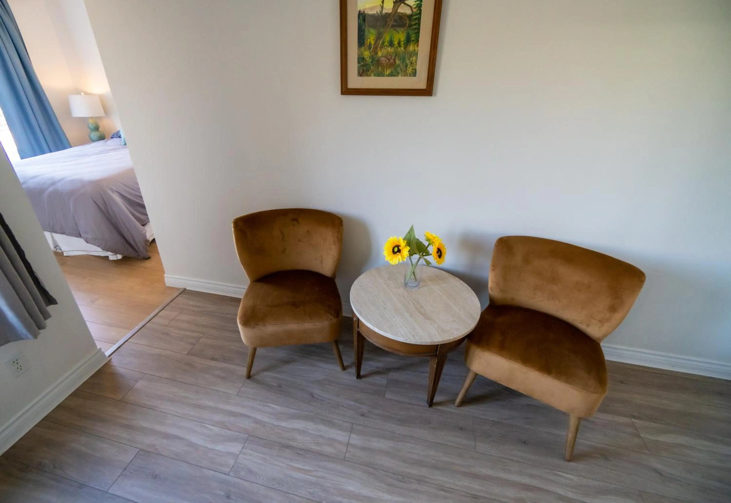 Seating area, Bed in Sonora Desert Inn