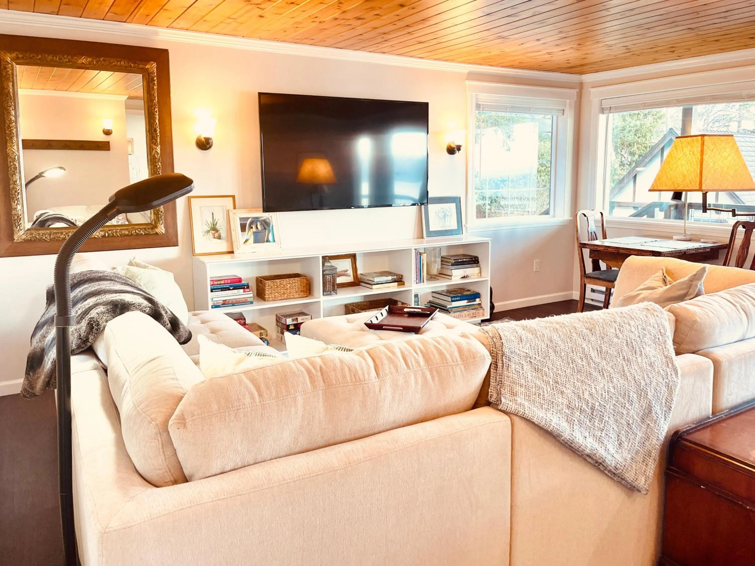 Puget Sound Chic Romantic Cottage with Private Beach Access & Gated Entry