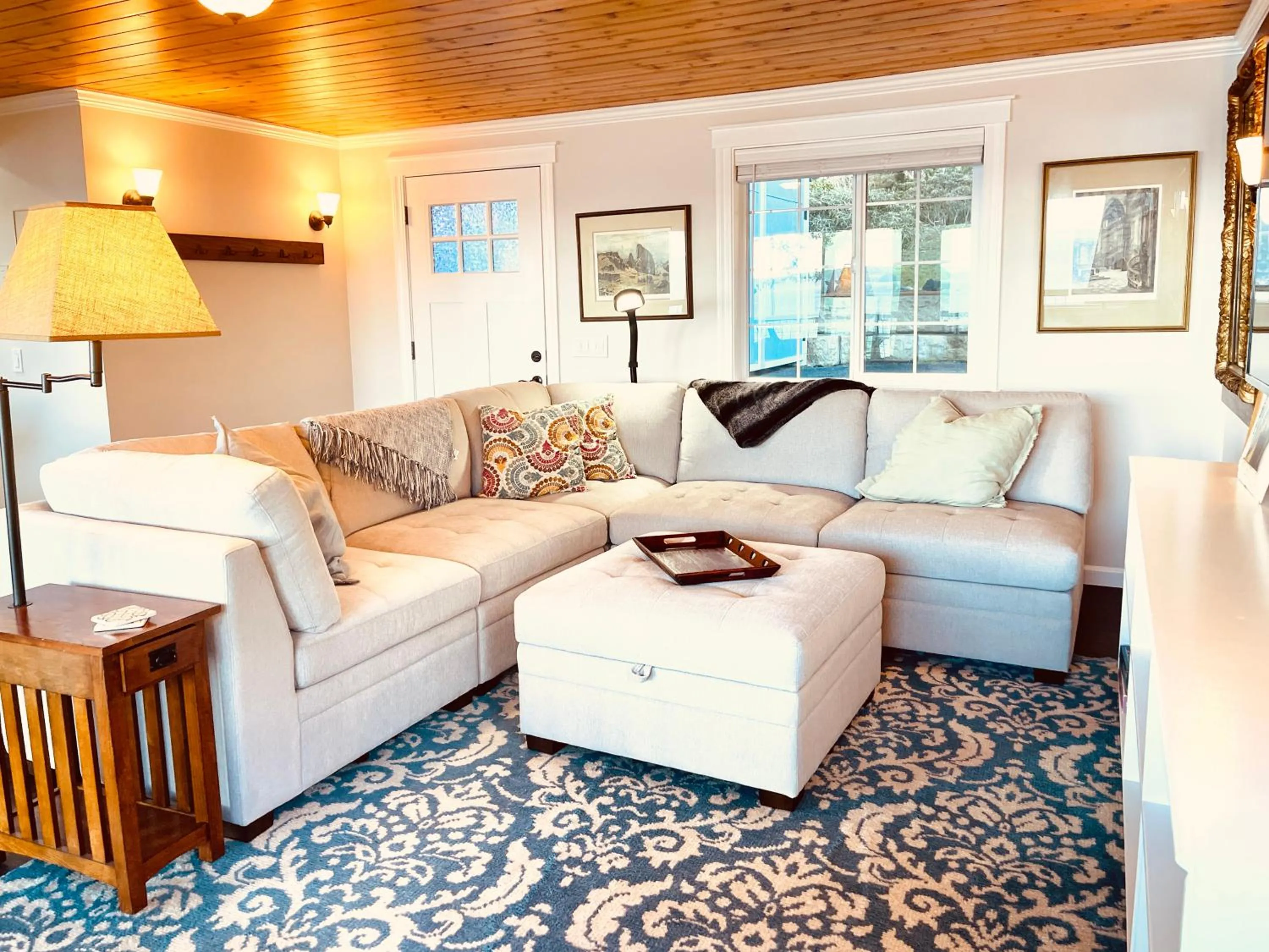 Puget Sound Chic Romantic Cottage with Private Beach Access & Gated Entry