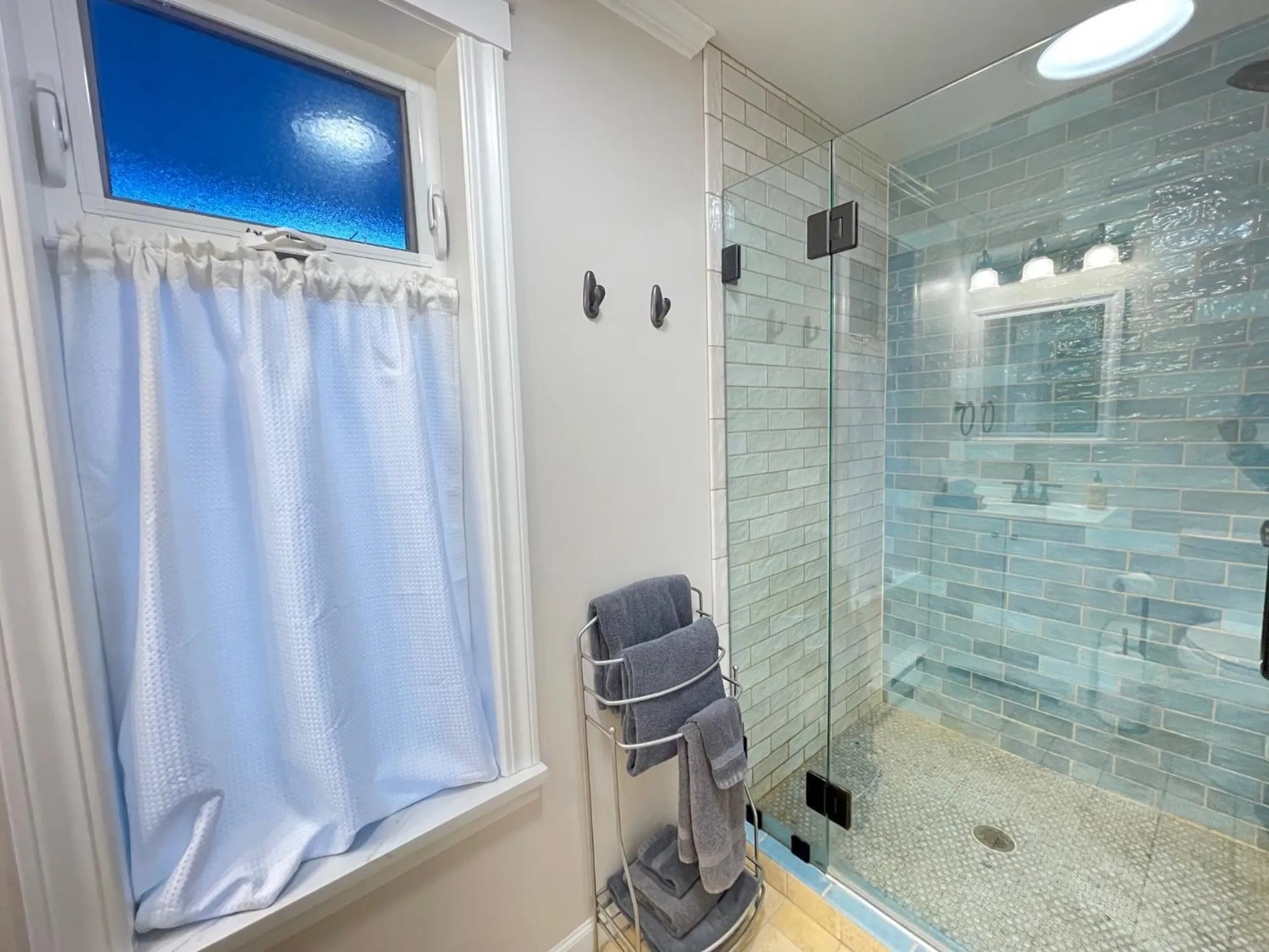 Puget Sound Chic Romantic Cottage with Private Beach Access & Gated Entry