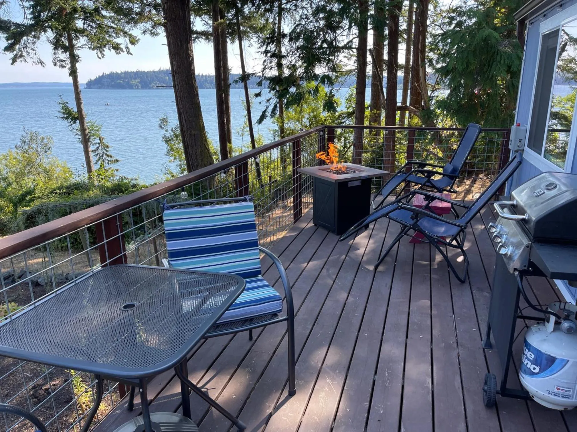 Puget Sound Chic Romantic Cottage with Private Beach Access & Gated Entry