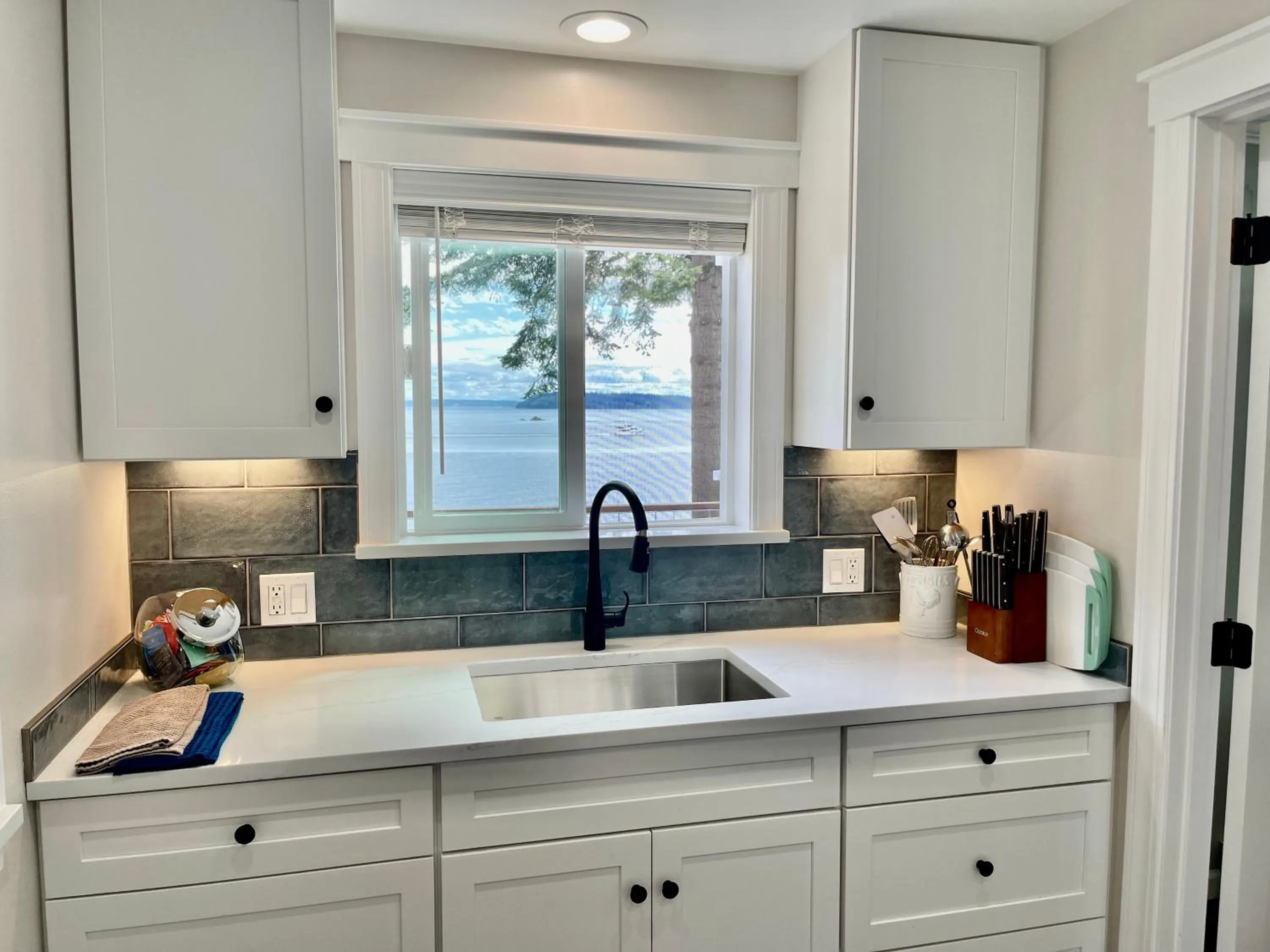 Puget Sound Chic Romantic Cottage with Private Beach Access & Gated Entry