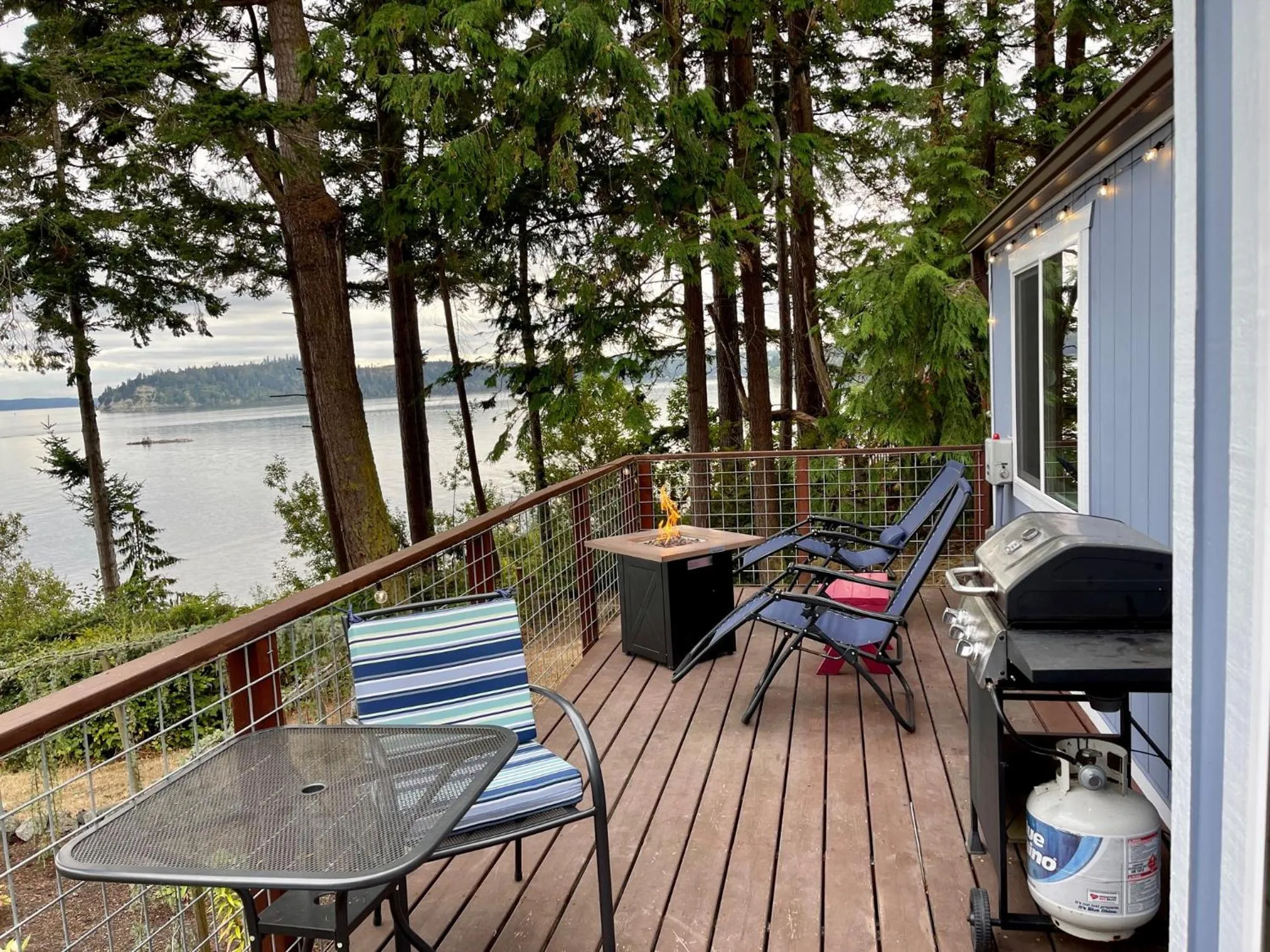 Puget Sound Chic Romantic Cottage with Private Beach Access & Gated Entry