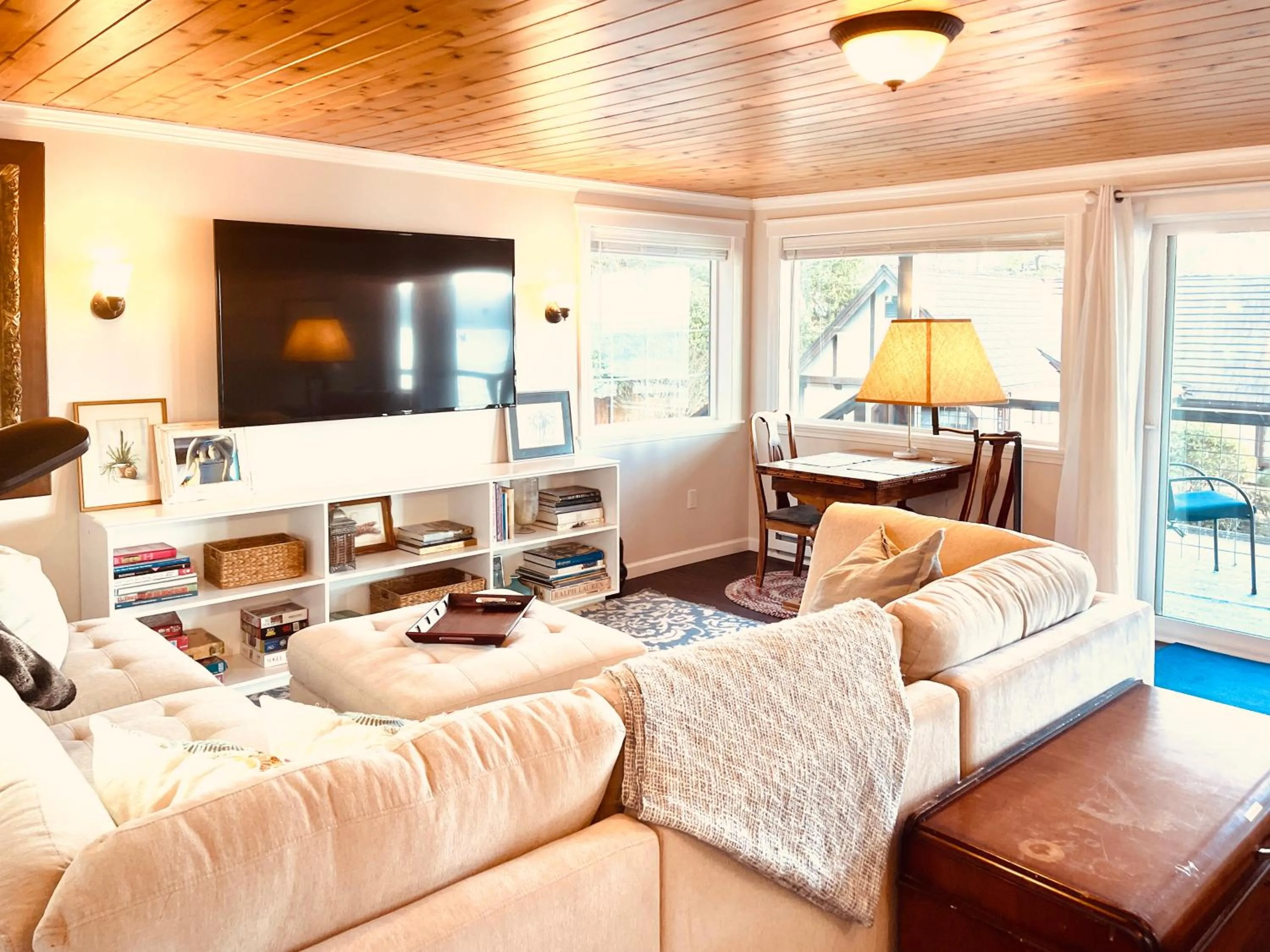 Puget Sound Chic Romantic Cottage with Private Beach Access & Gated Entry