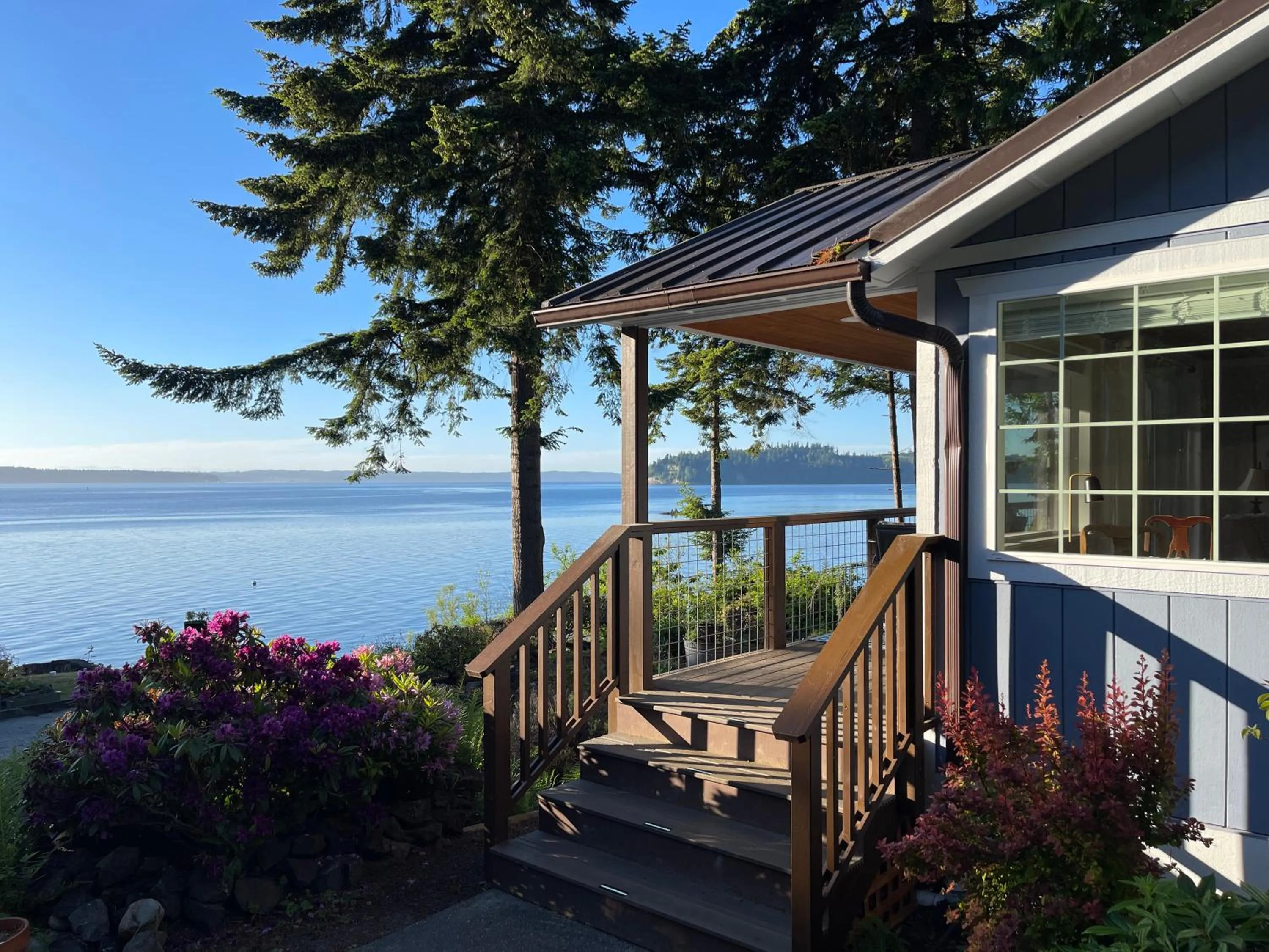 Puget Sound Chic Romantic Cottage with Private Beach Access & Gated Entry