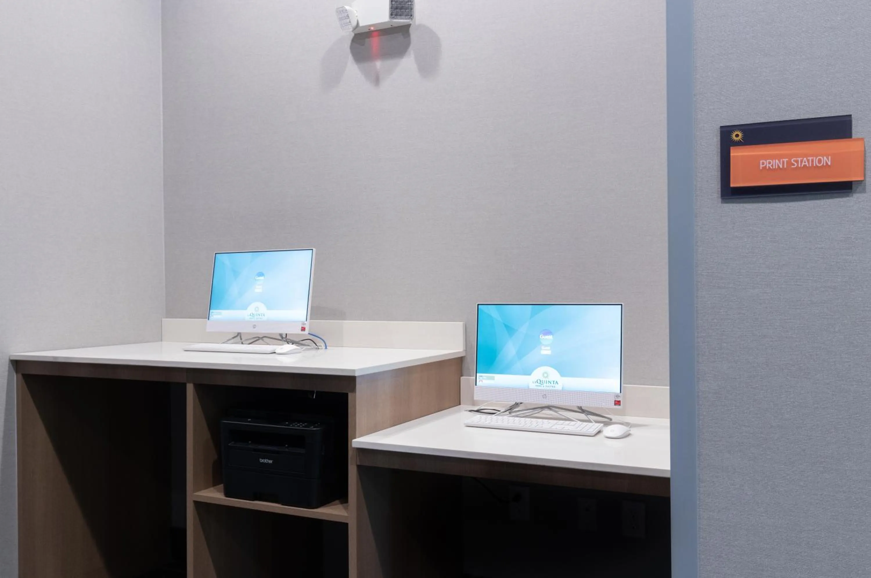 Business facilities in La Quinta Inn & Suites by Wyndham San Antonio Seaworld LAFB