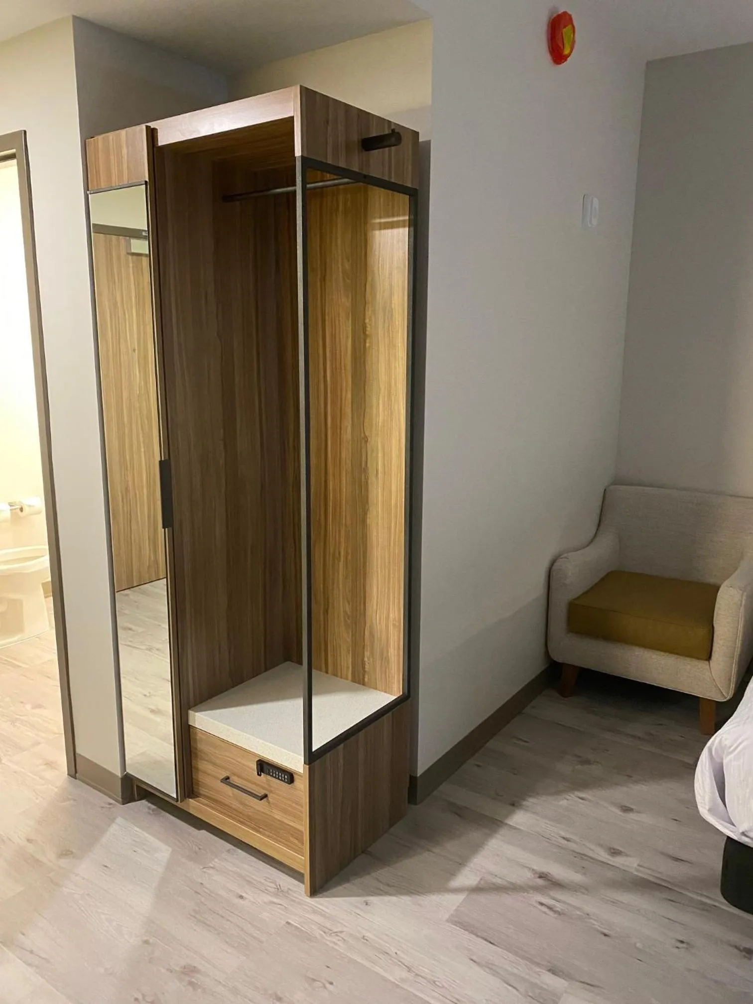 safe in Wyndham Garden Orlando Airport - Free Airport Shuttle