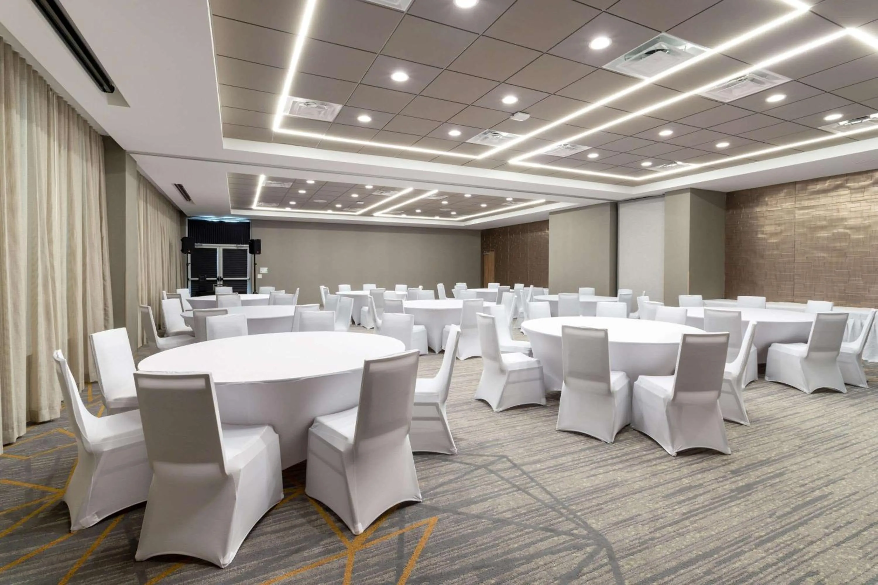 On site in Wyndham Garden Orlando Airport - Free Airport Shuttle