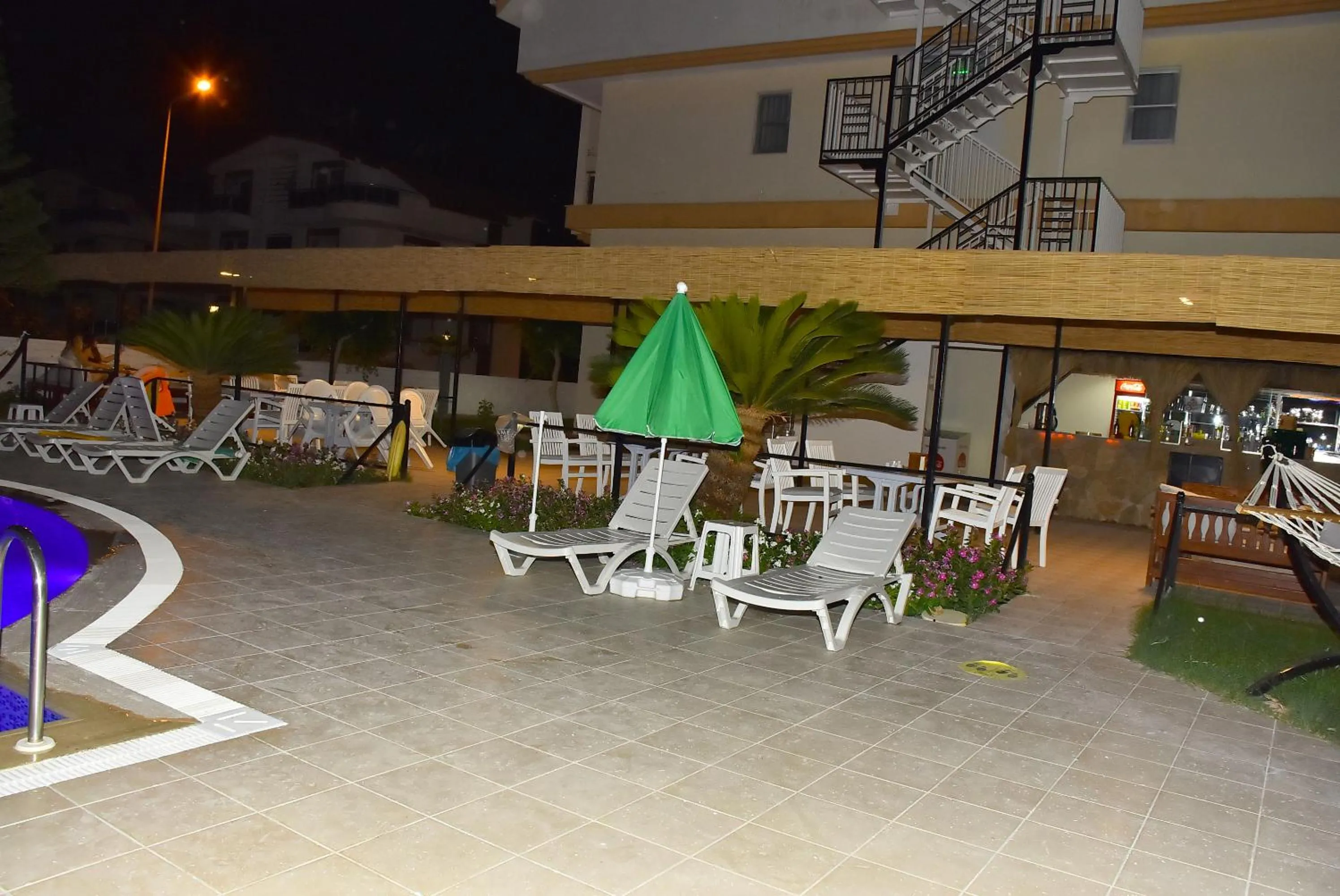 Restaurant/places to eat in Nora Suit Hotel