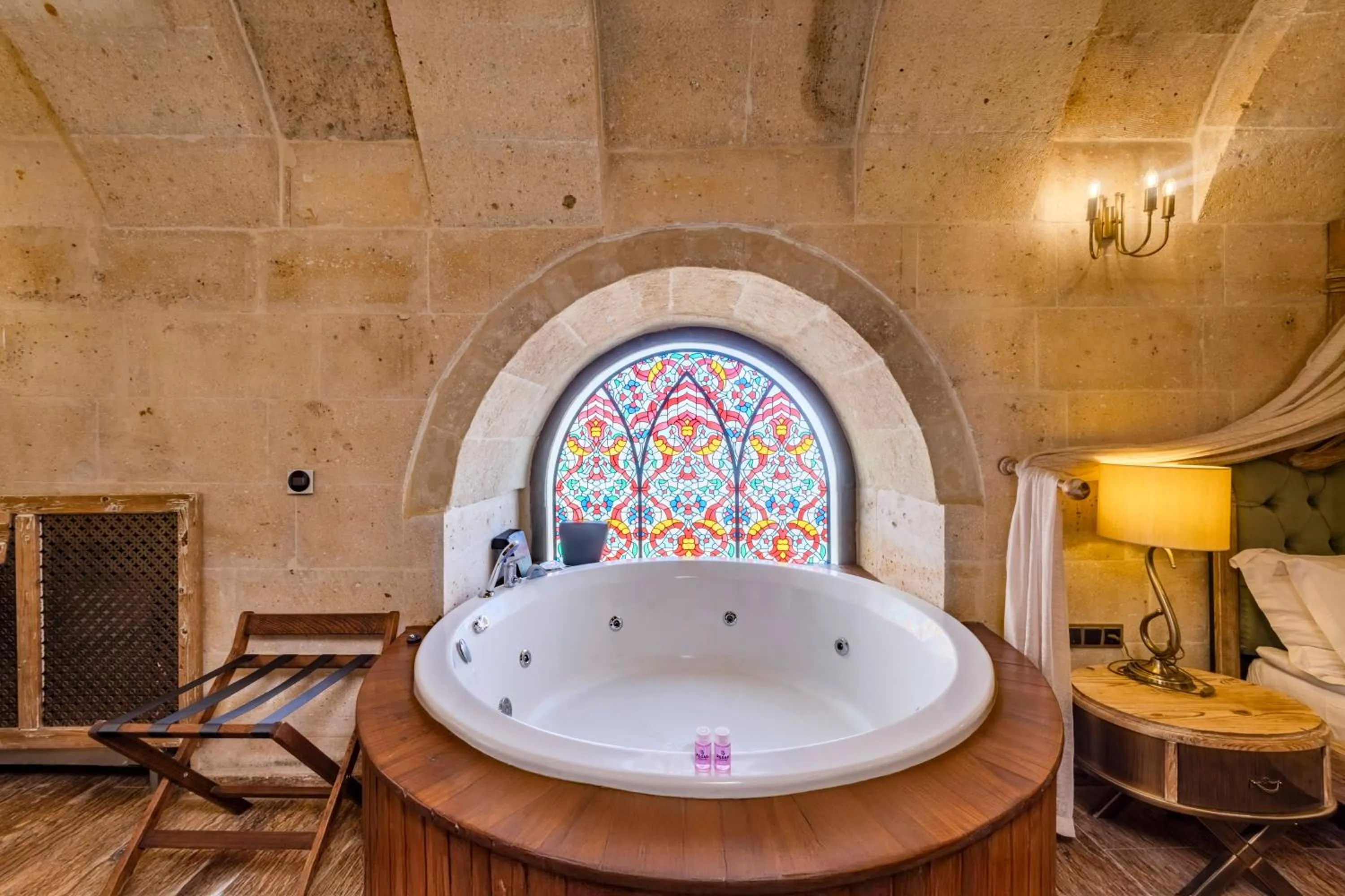 Hot Tub in Pegas Cave Suites