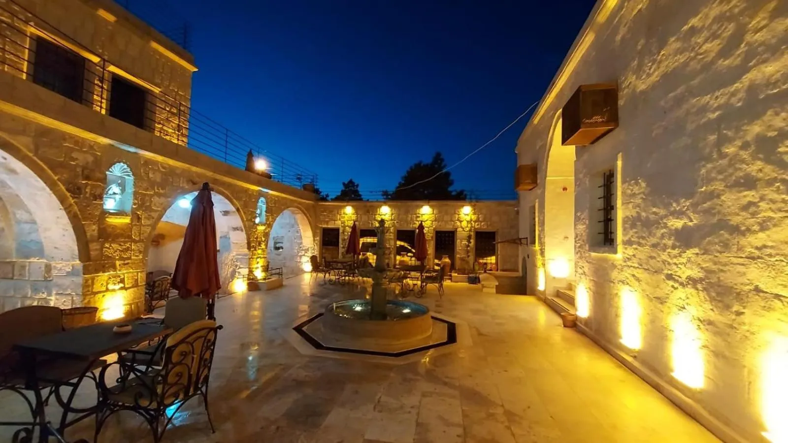 Restaurant/places to eat in Pegas Cave Suites