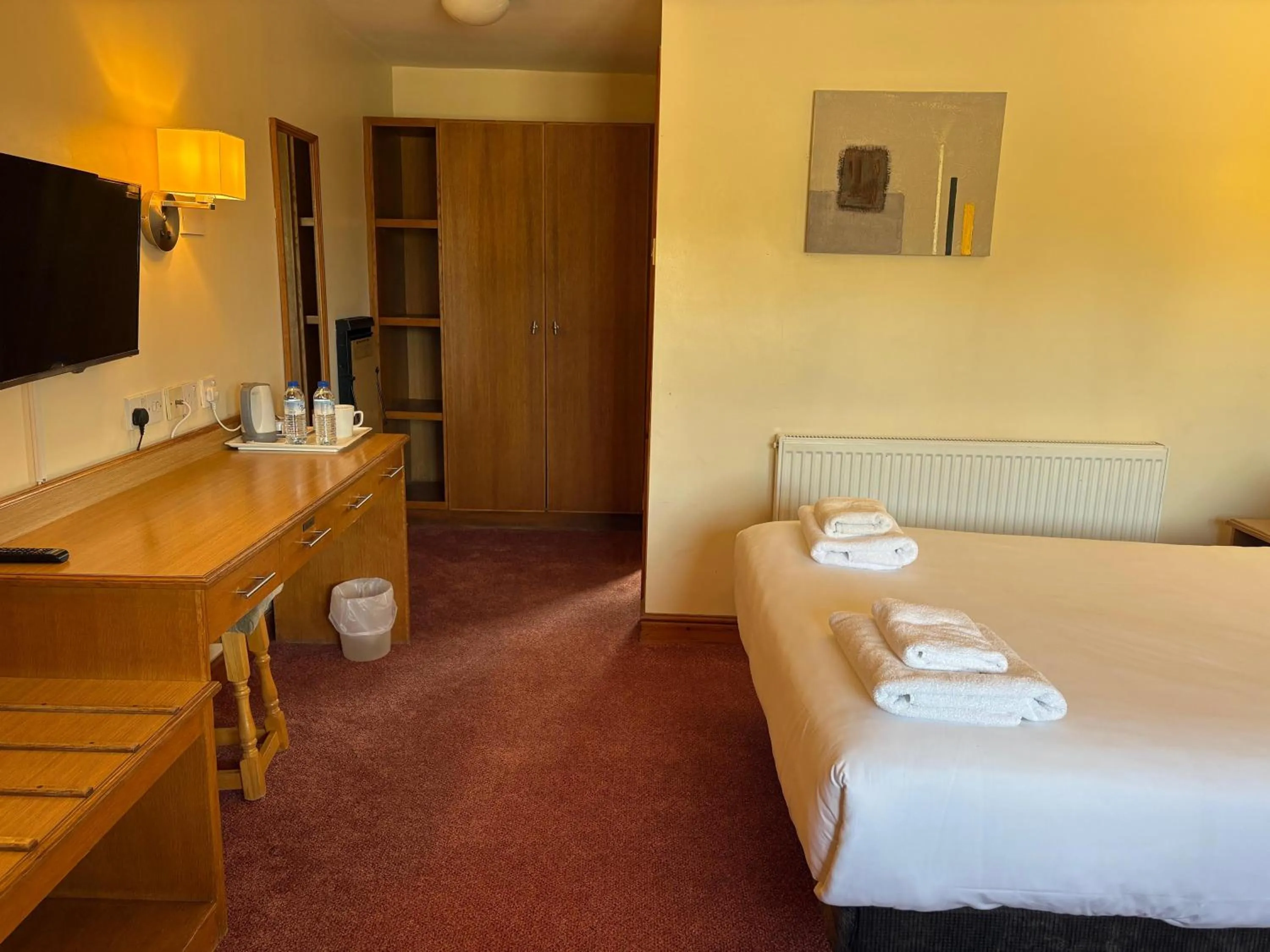Bed in Tollgate Hotel & Leisure