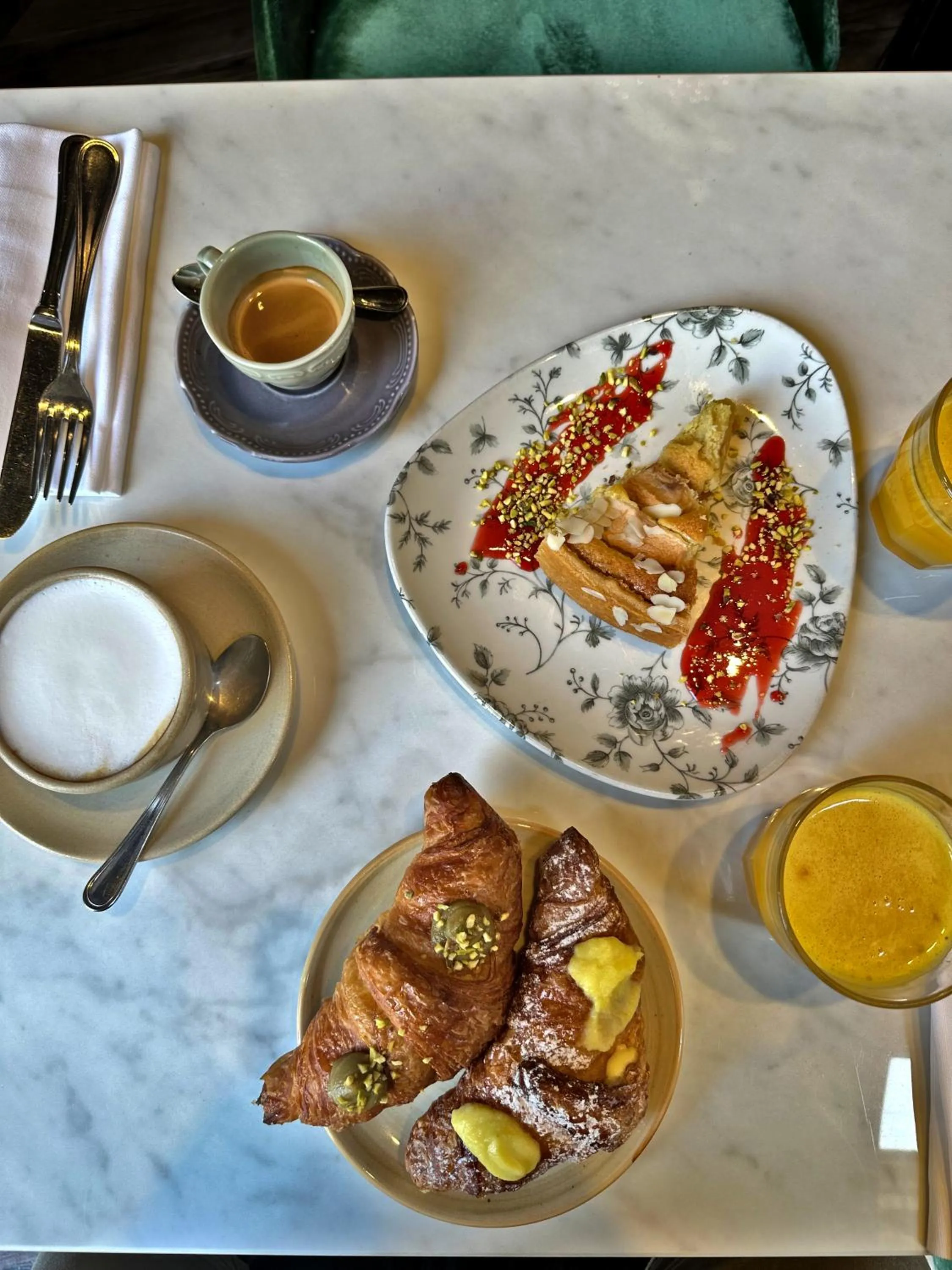 Food and drinks in Amabilia Suites