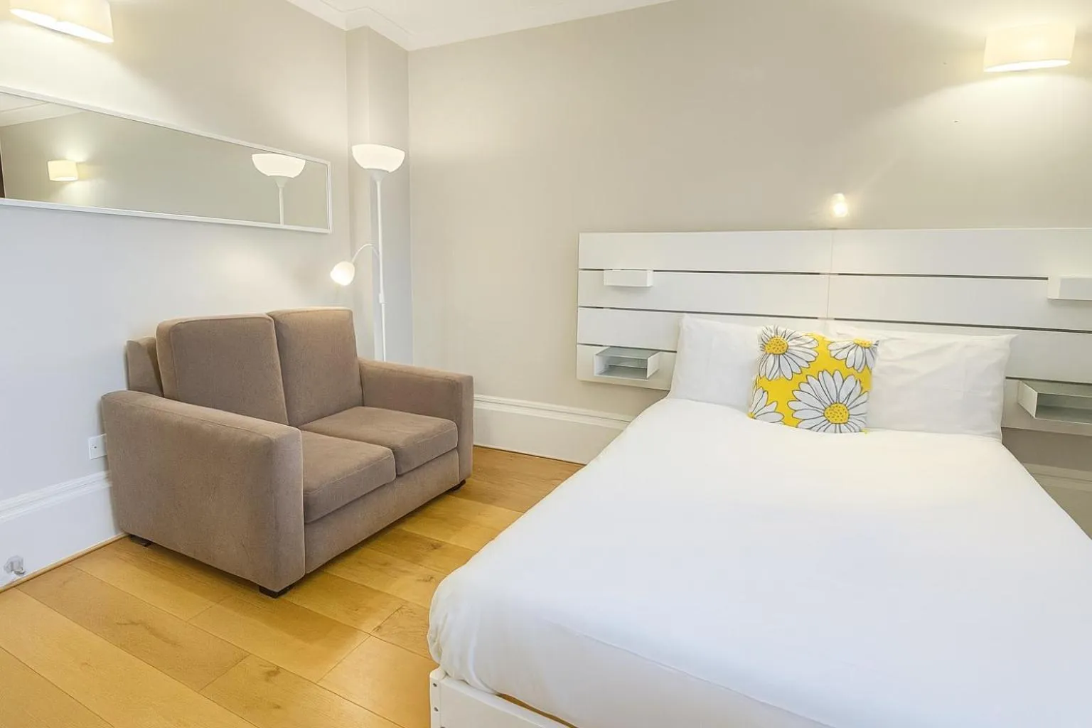 Photo of the whole room, Bed in Queen Victoria Apartments