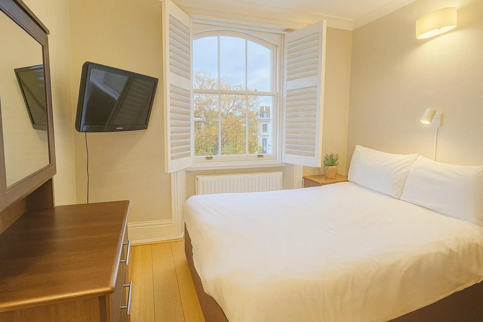 Bedroom, Bed in Queen Victoria Apartments