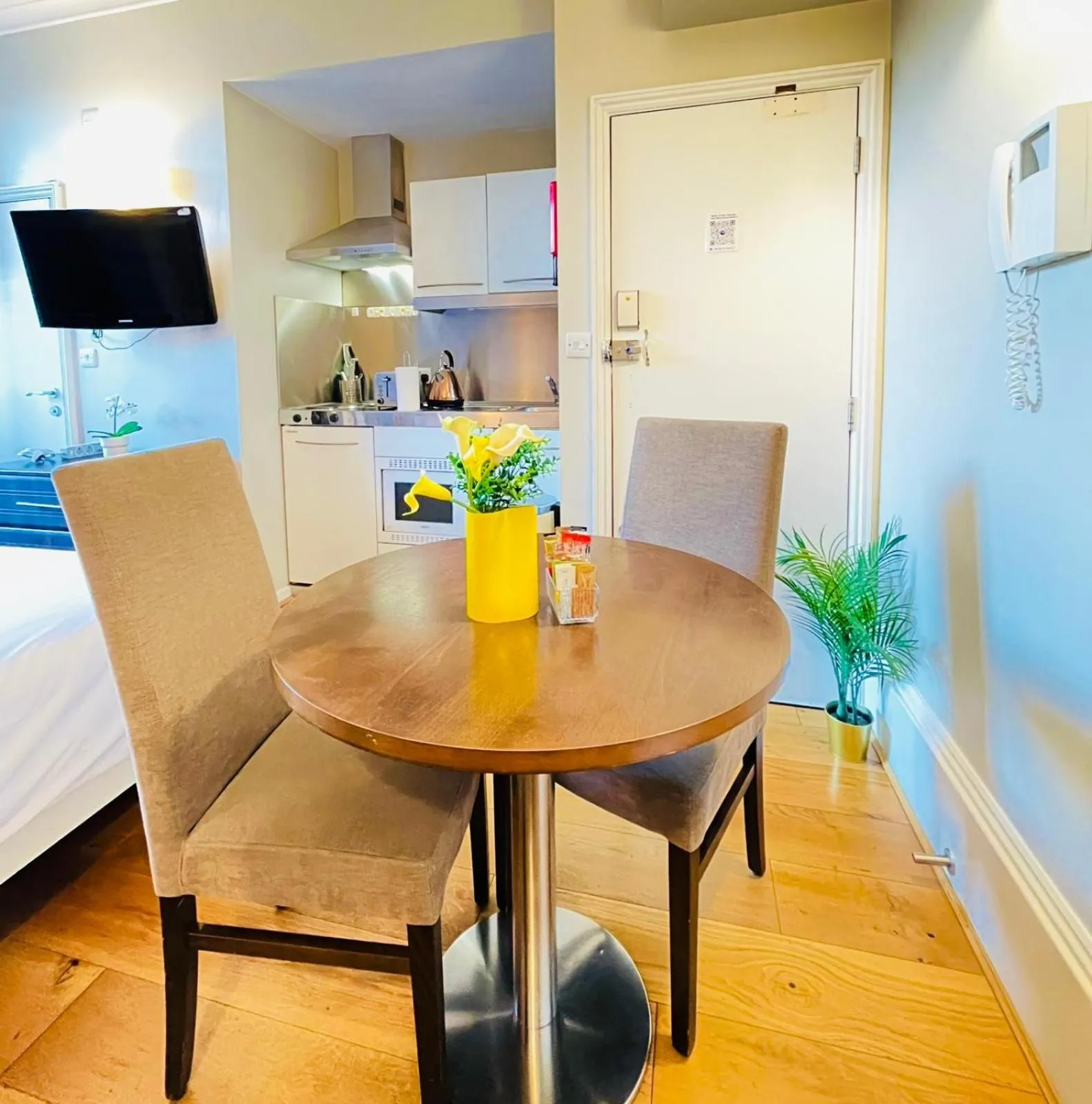 Photo of the whole room in Queen Victoria Apartments