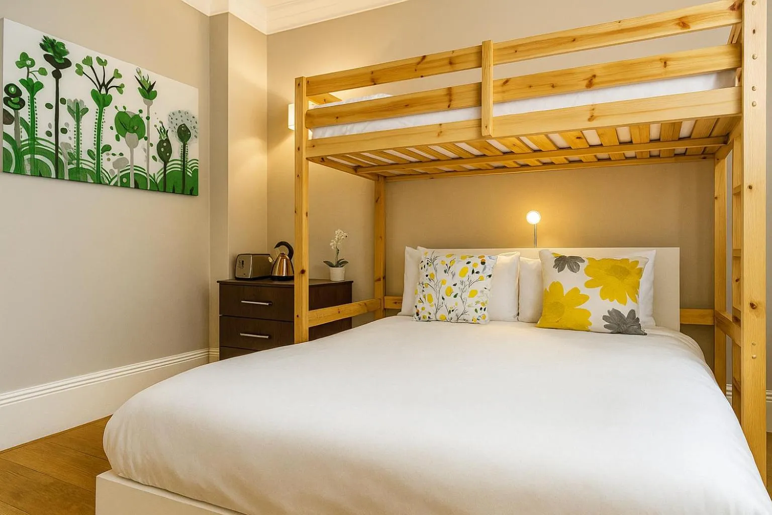 Photo of the whole room, Bed in Queen Victoria Apartments