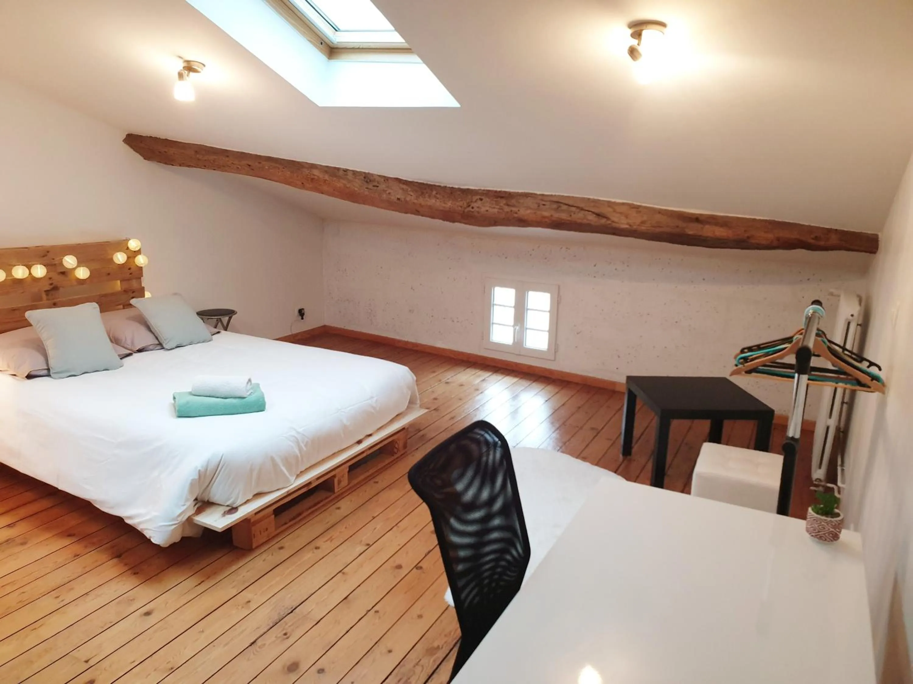 Bedroom, Bed in Maison de ville confortable avec cour interieure