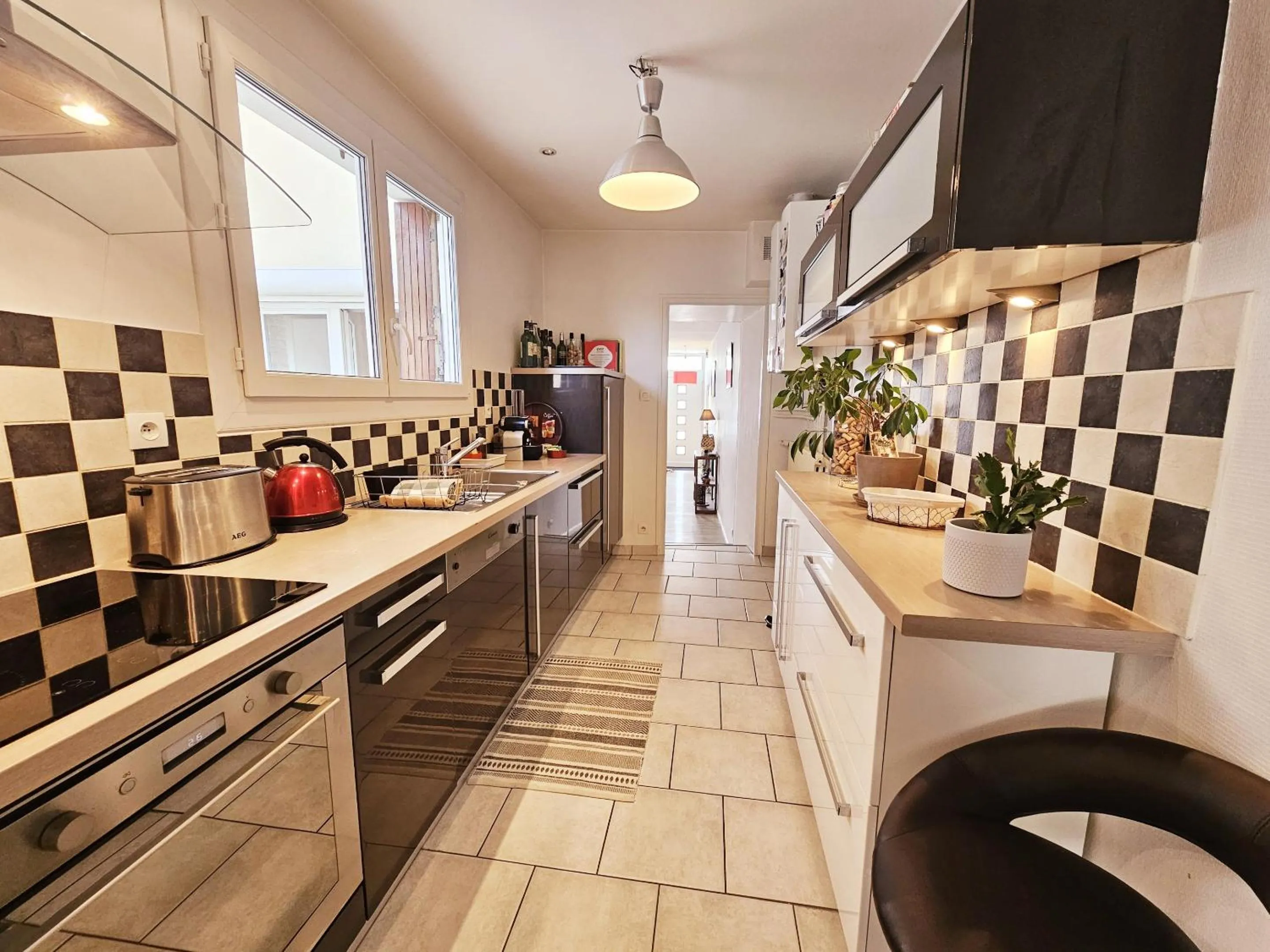 Kitchen or kitchenette in Maison de ville confortable avec cour interieure