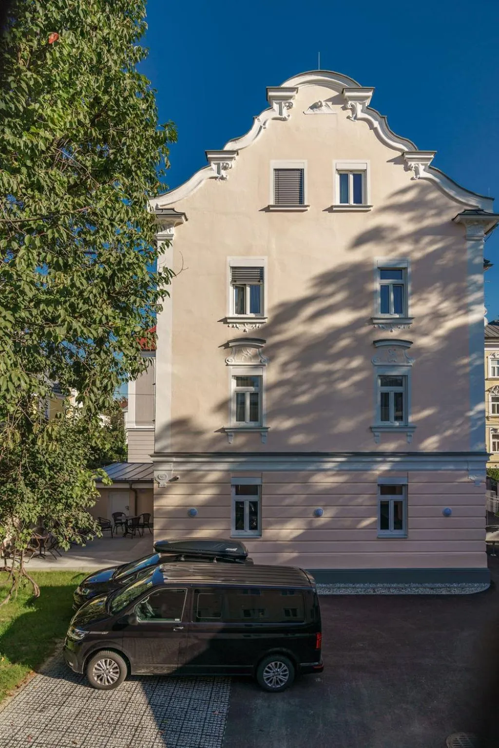 Facade/entrance in Villa Elisa