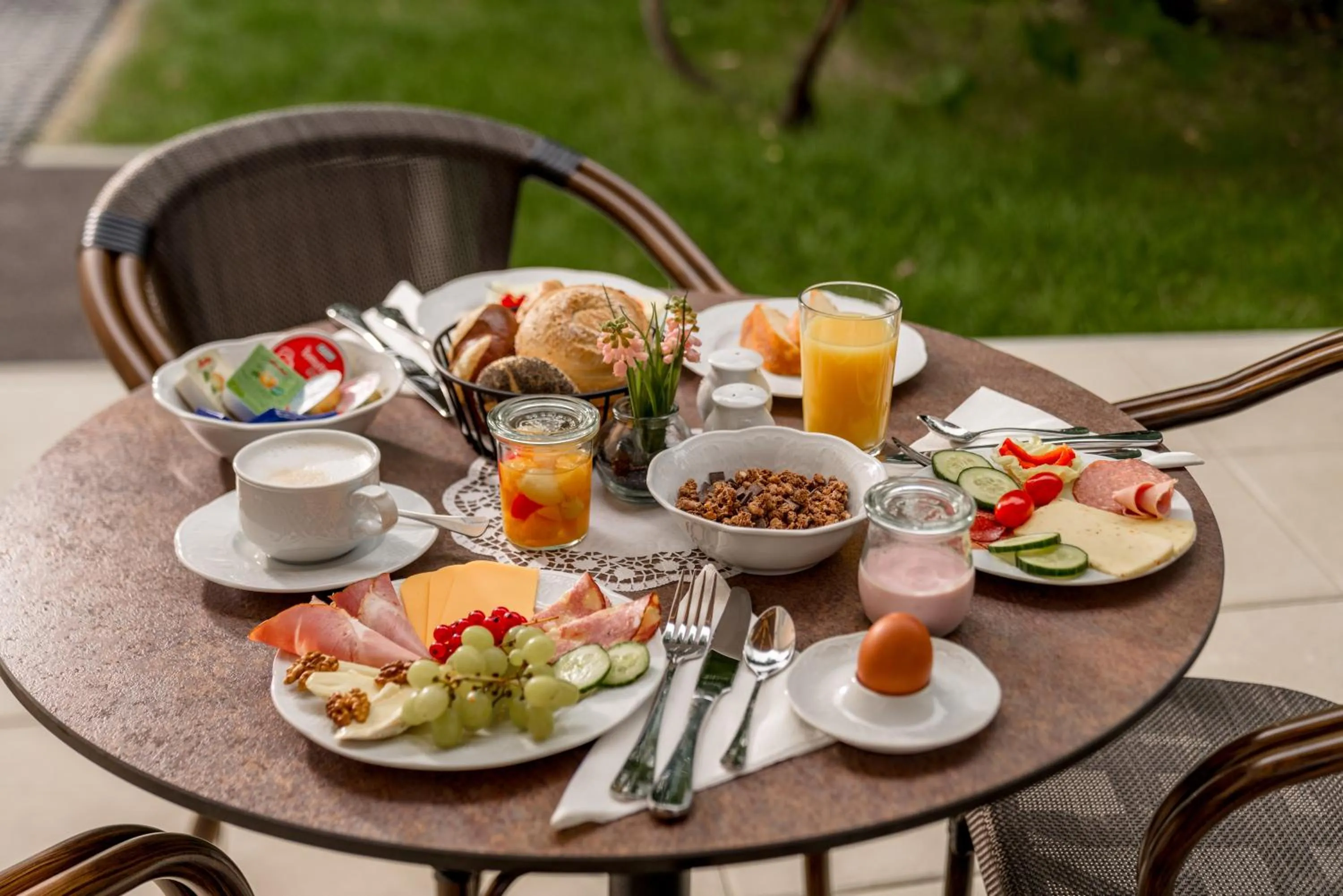 Buffet breakfast in Villa Elisa