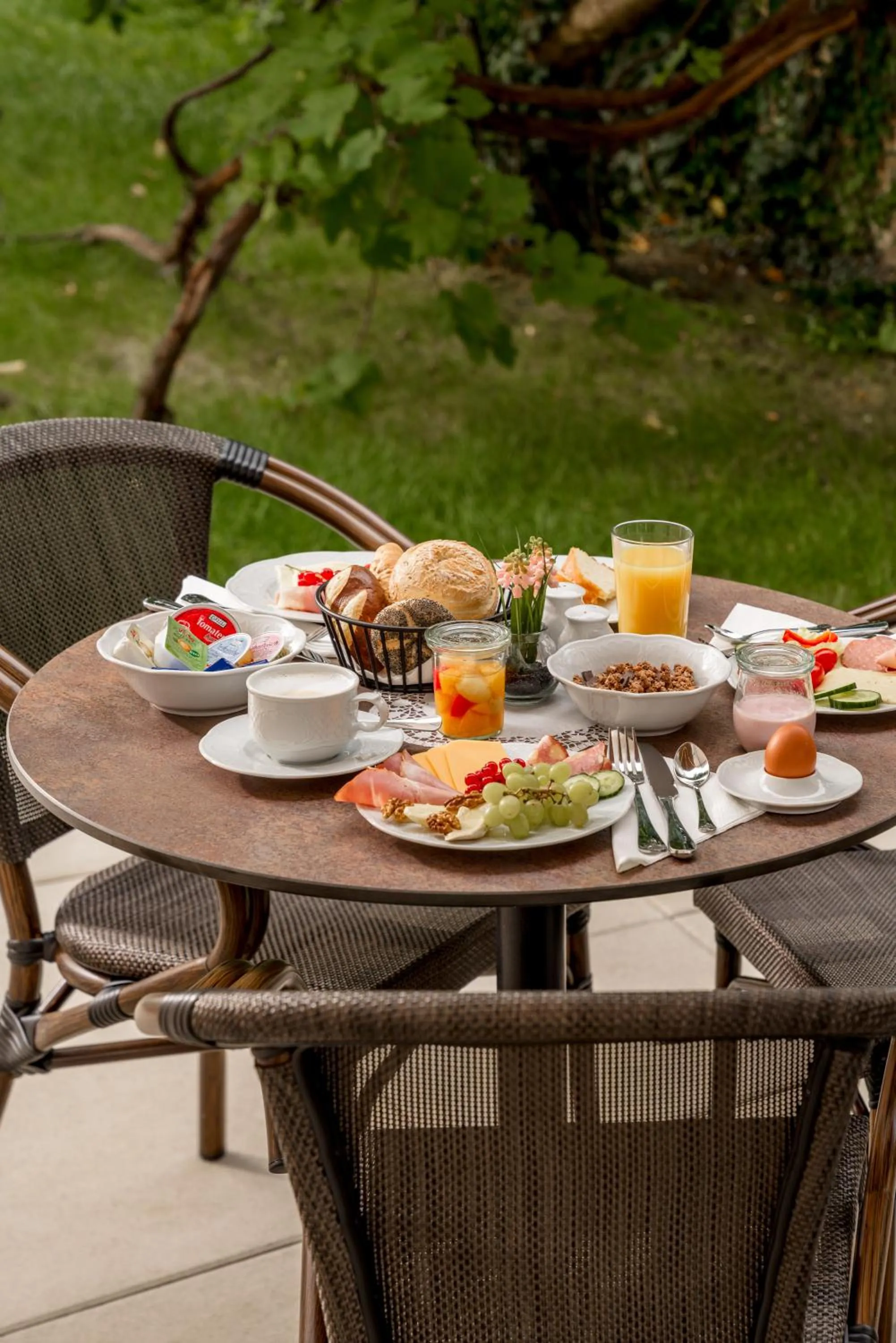 Buffet breakfast in Villa Elisa