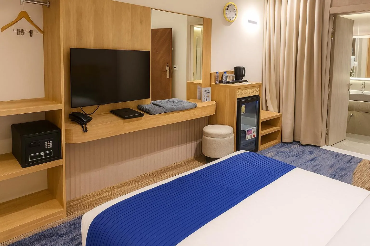 Bed in Elite Served Apartments Al Cornich