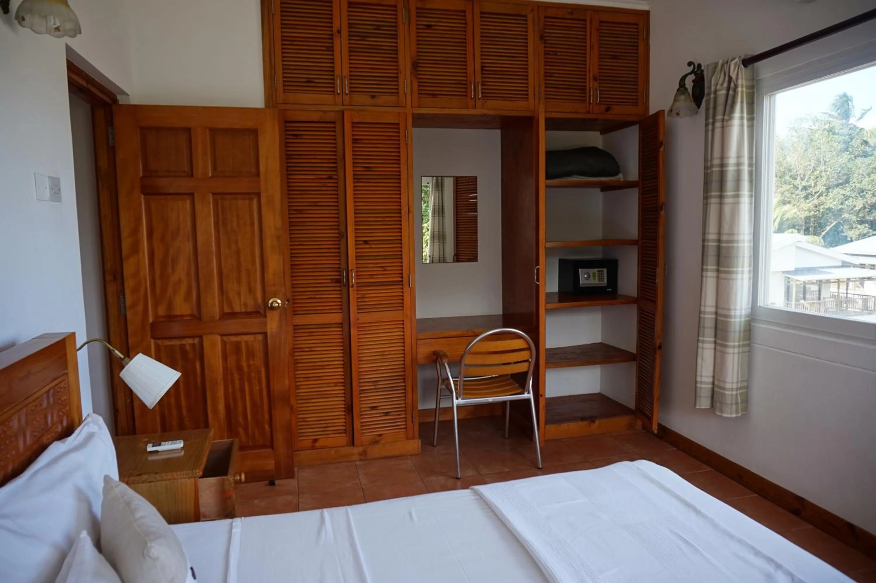wardrobe, Bed in La Villa Therese