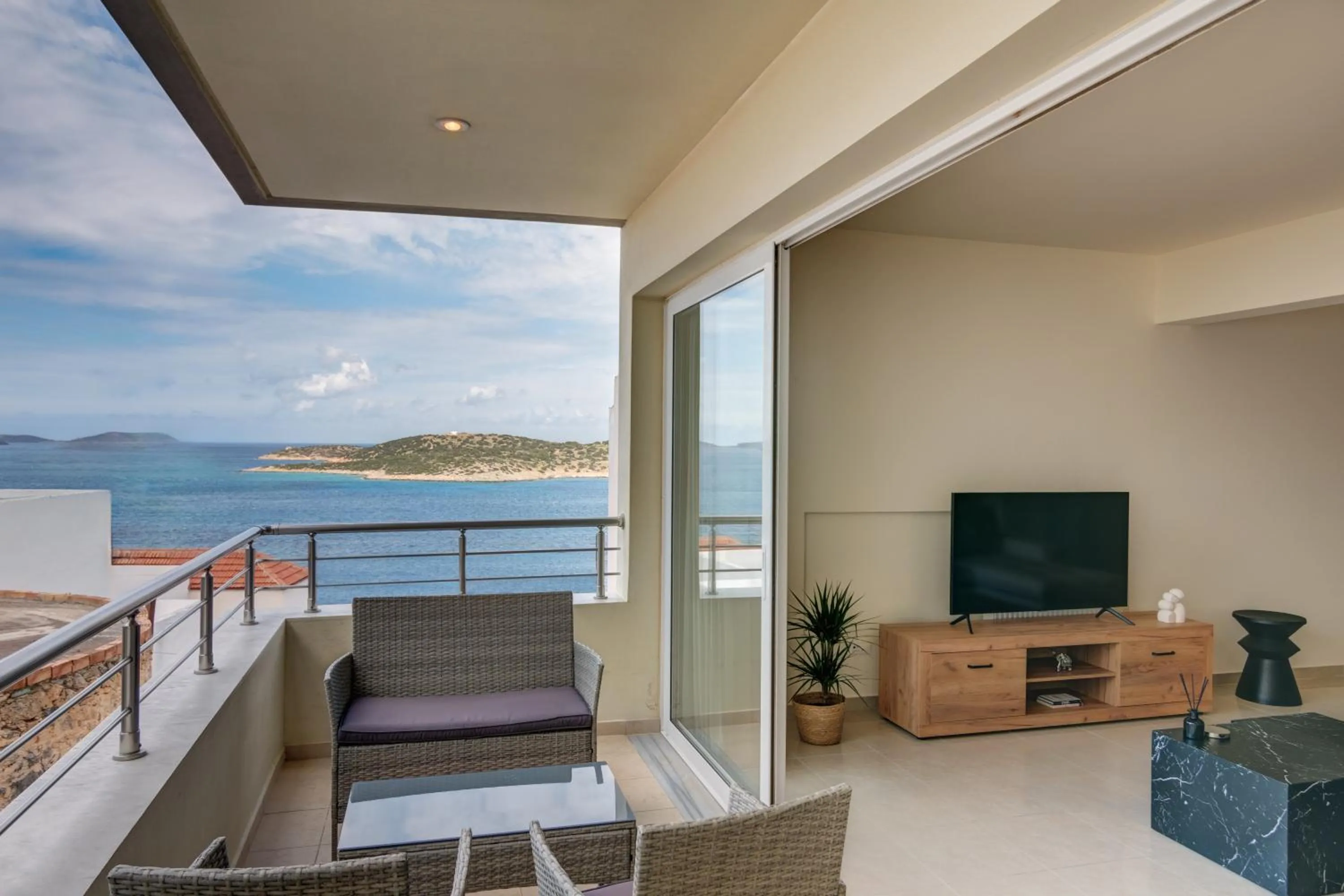 Three-Bedroom Apartment in Oikies Luxury Apartments with private free parking area