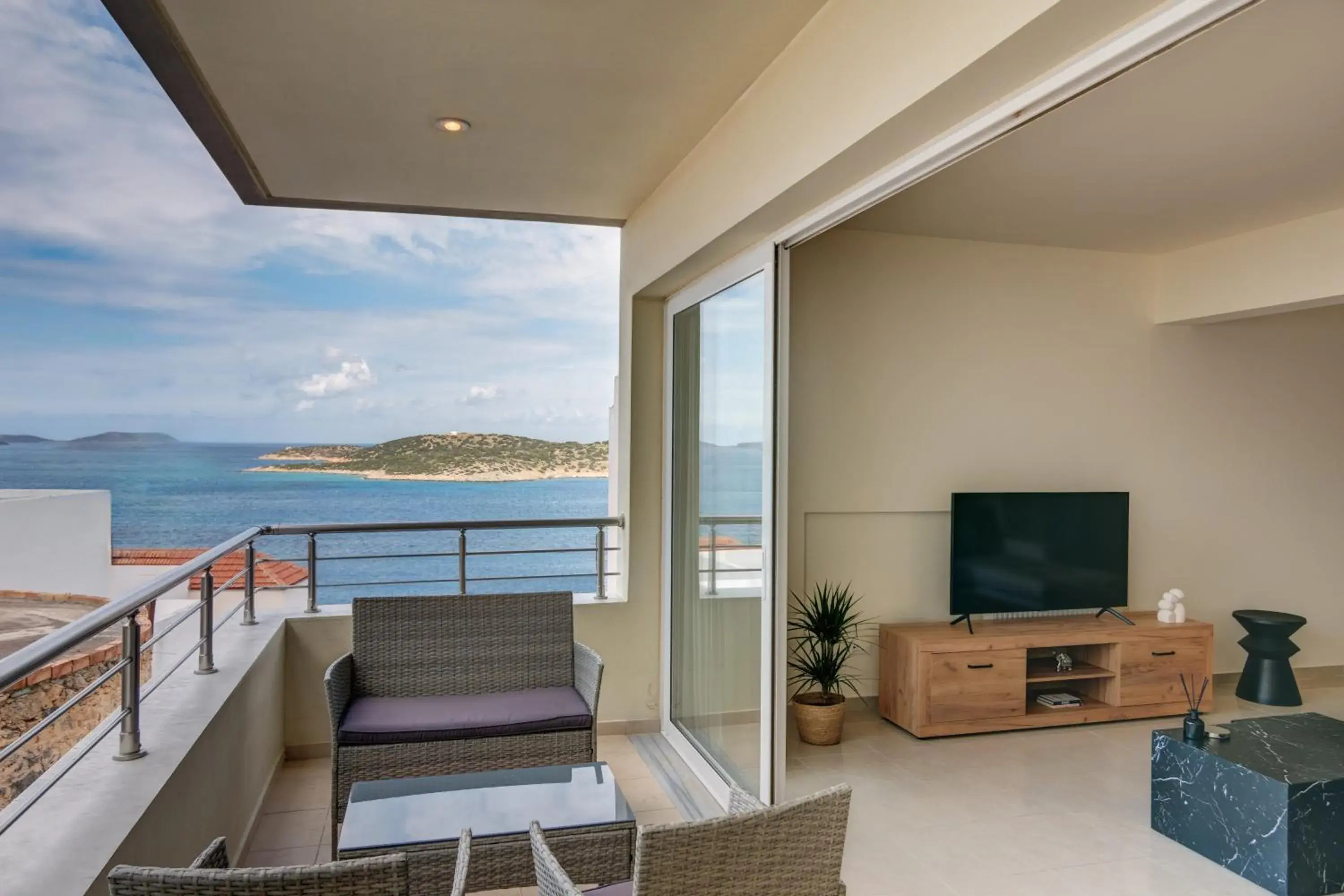 Three-Bedroom Apartment in Oikies Luxury Apartments with private free parking area Three-Bedroom Apartment in Oikies Luxury Apartments with private free parking area