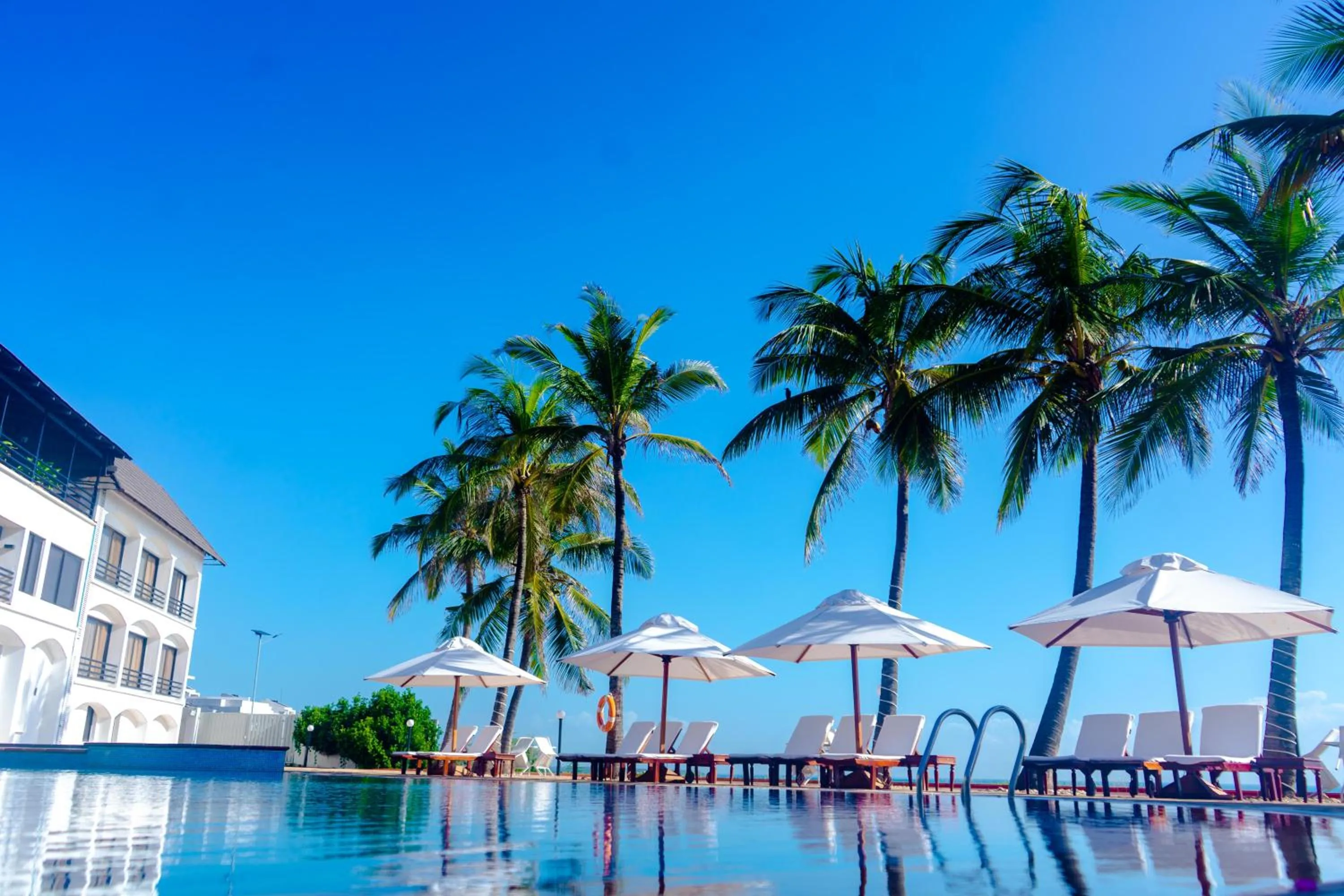 Swimming pool in Sea Cliff Hotel
