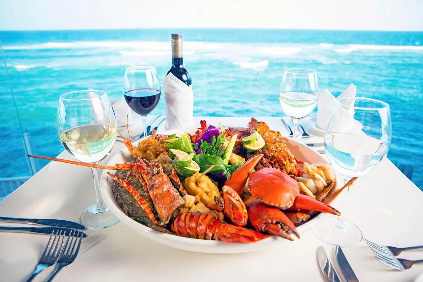 Food and drinks in Sea Cliff Hotel