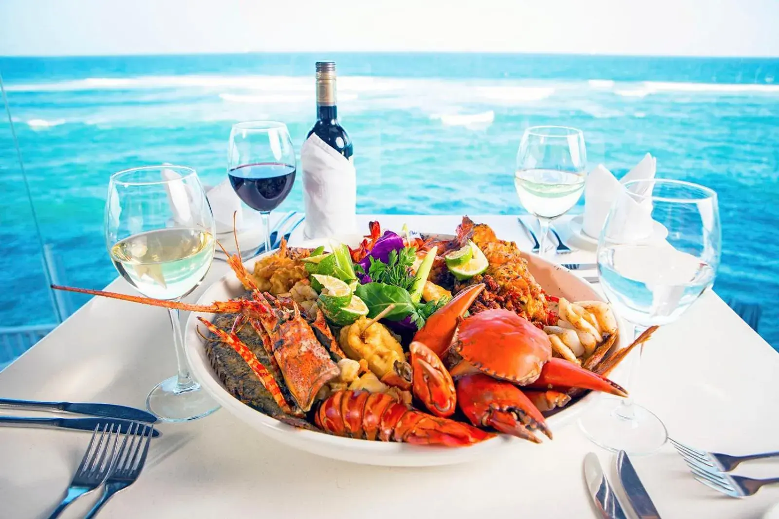 Food and drinks in Sea Cliff Hotel Food and drinks in Sea Cliff Hotel