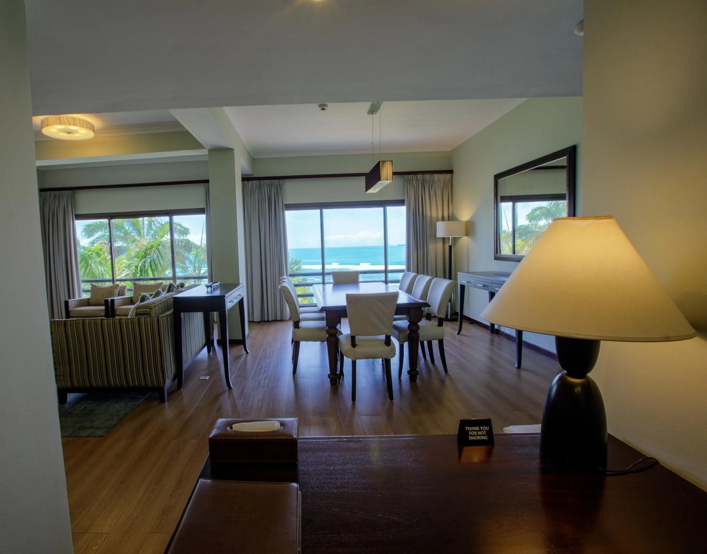 Living room in Sea Cliff Hotel