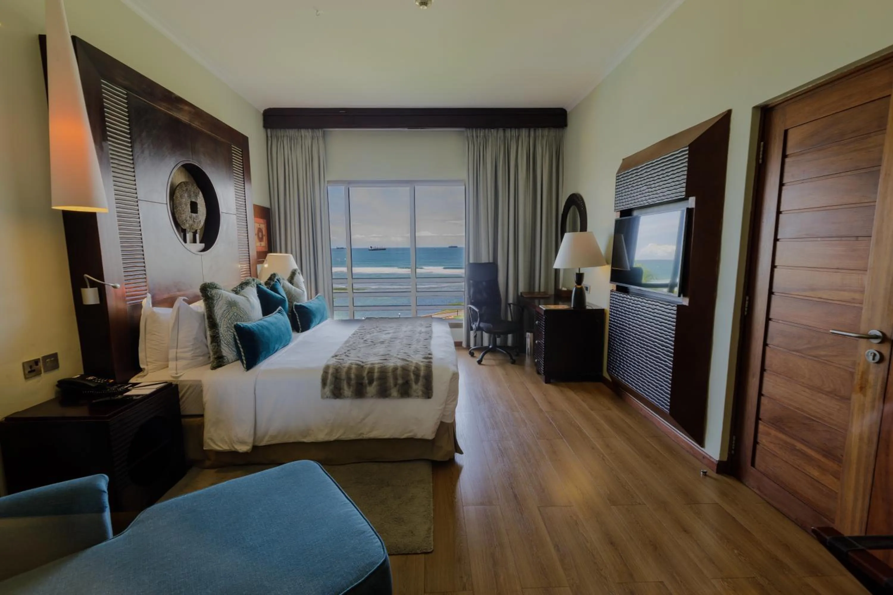 Photo of the whole room, Bed in Sea Cliff Hotel