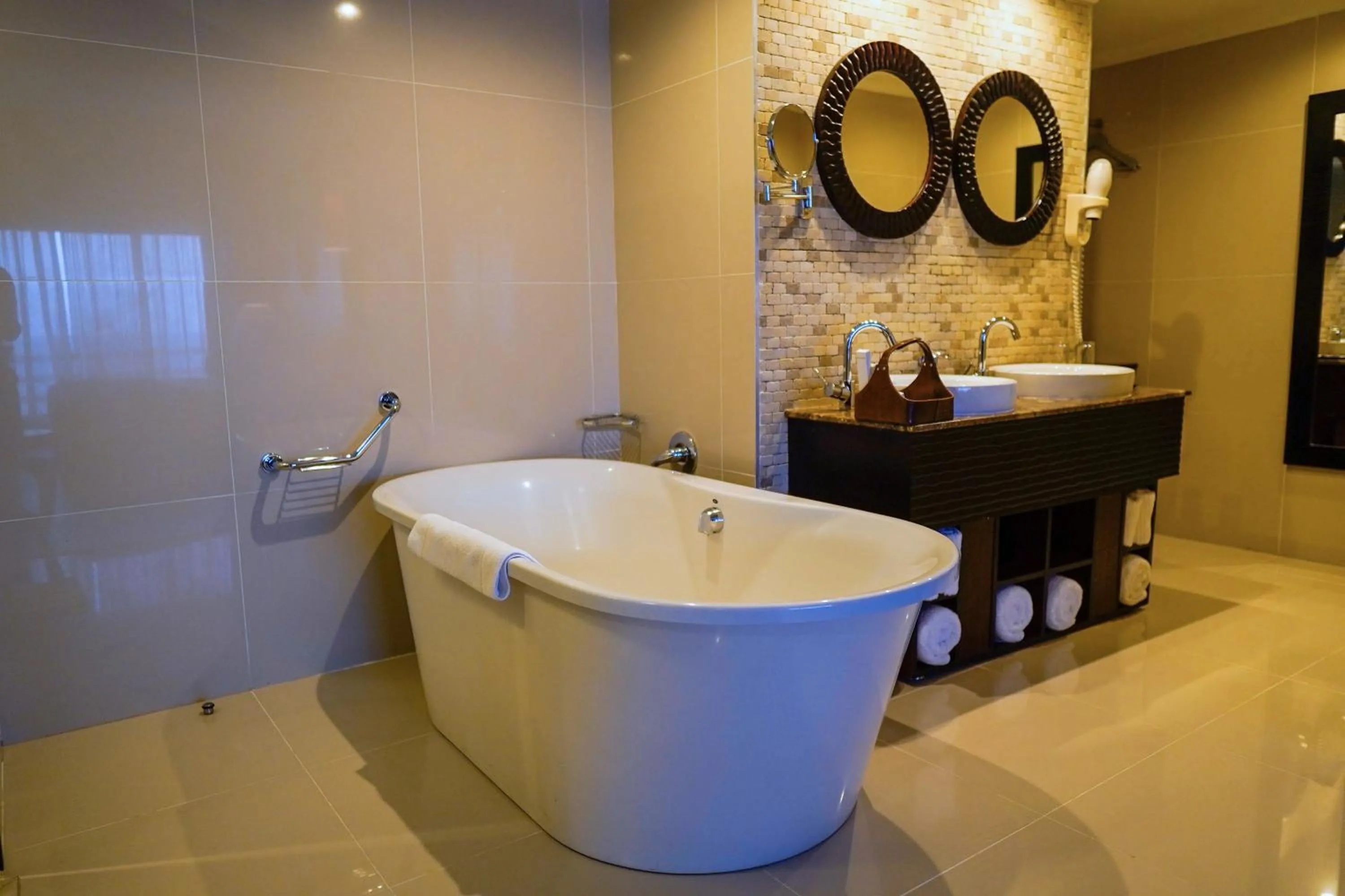 Bath in Sea Cliff Hotel