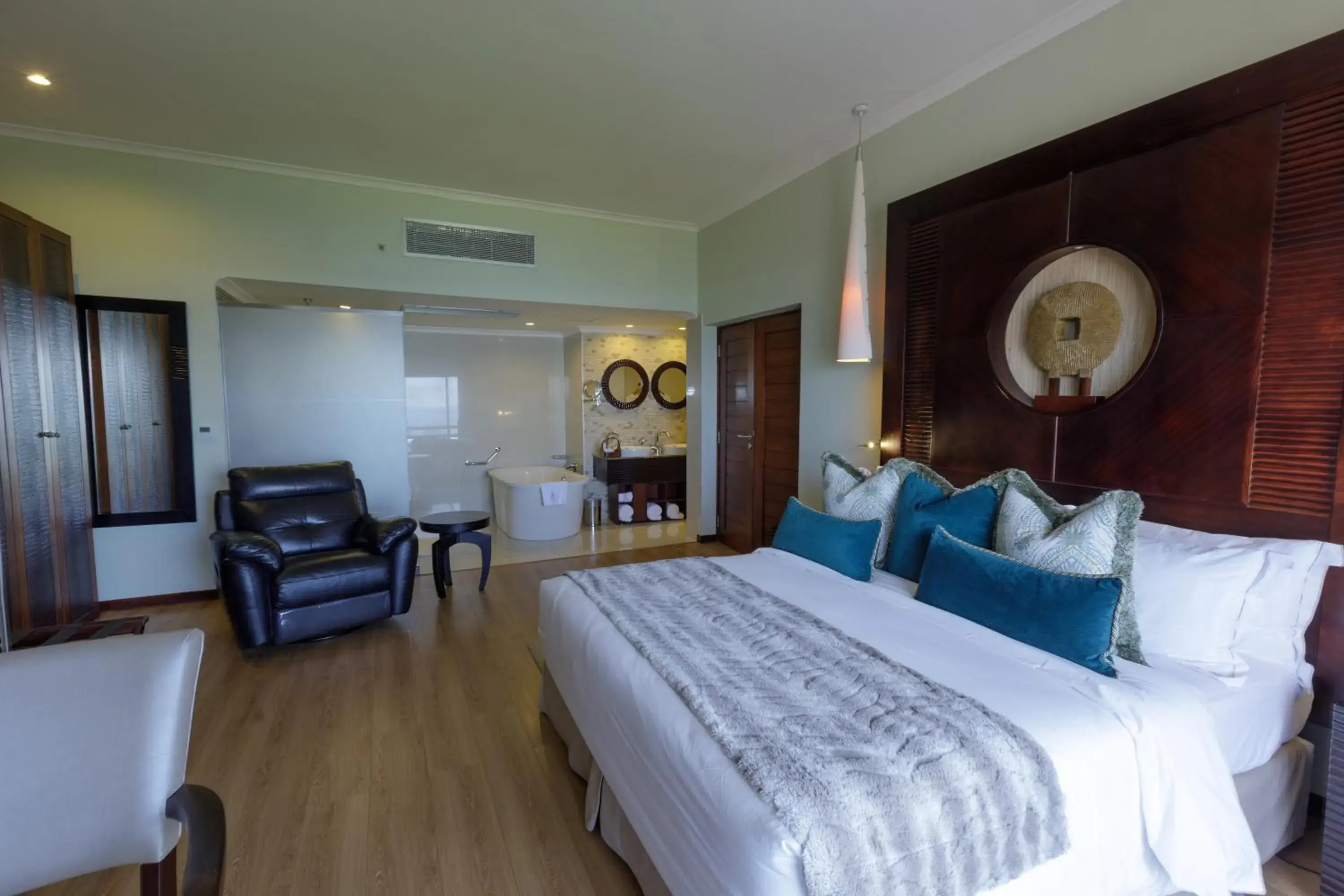 Bedroom, Bed in Sea Cliff Hotel Bedroom, Bed in Sea Cliff Hotel