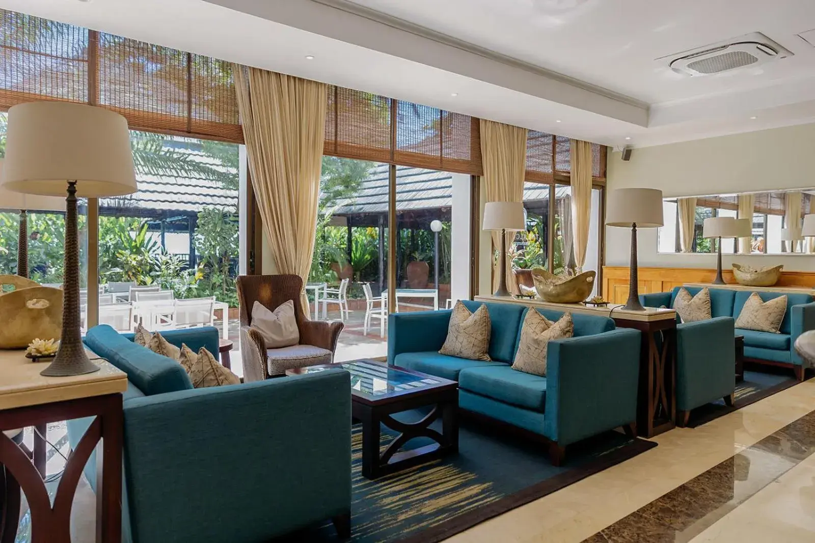 Seating area in Sea Cliff Hotel Seating area in Sea Cliff Hotel