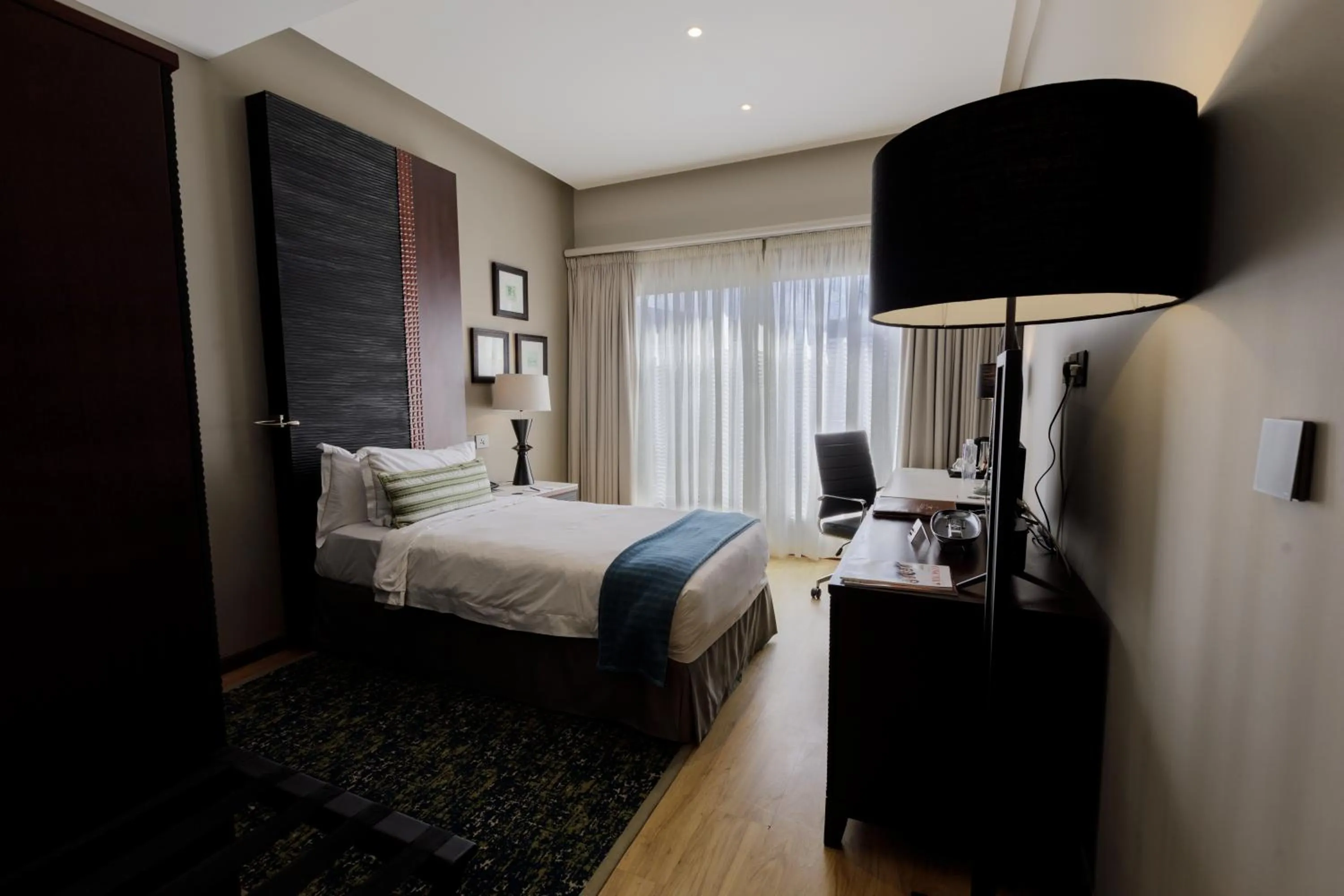 Bedroom, Bed in Sea Cliff Hotel