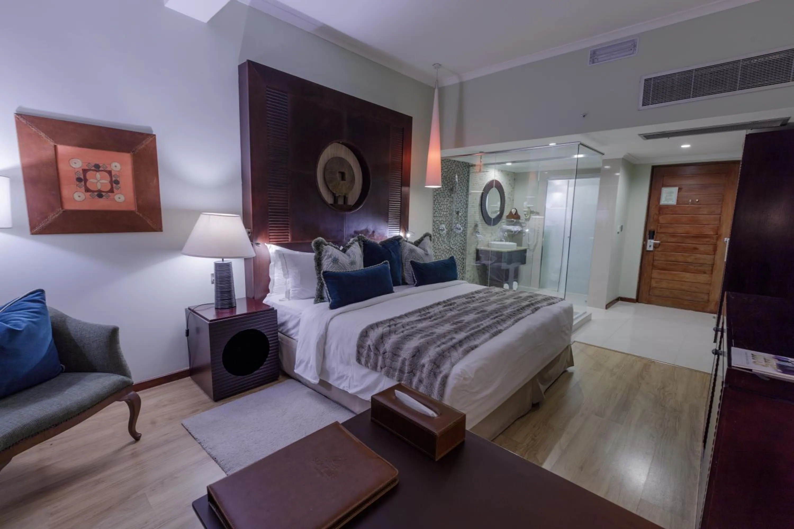 Photo of the whole room, Bed in Sea Cliff Hotel