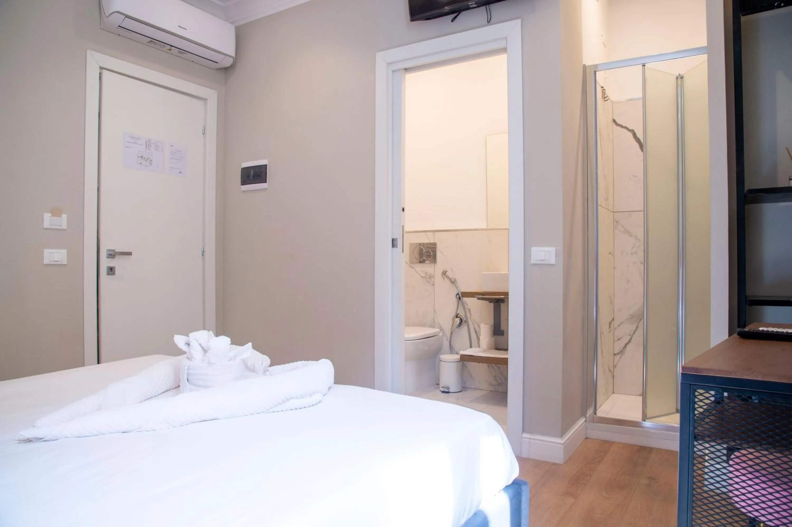 Shower, Bed in AD Suites Tritone