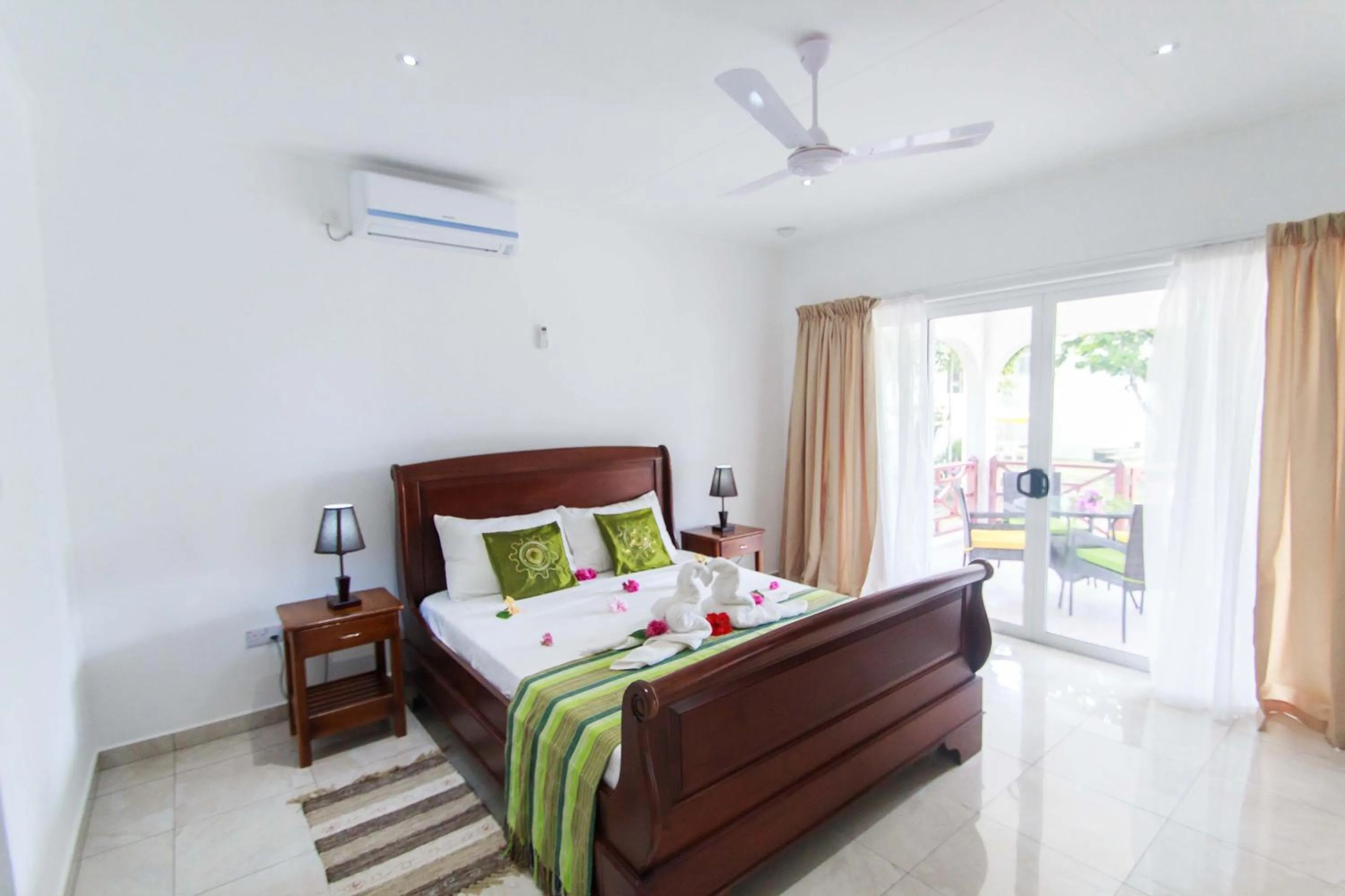 Bedroom, Bed in Coco Blanche
