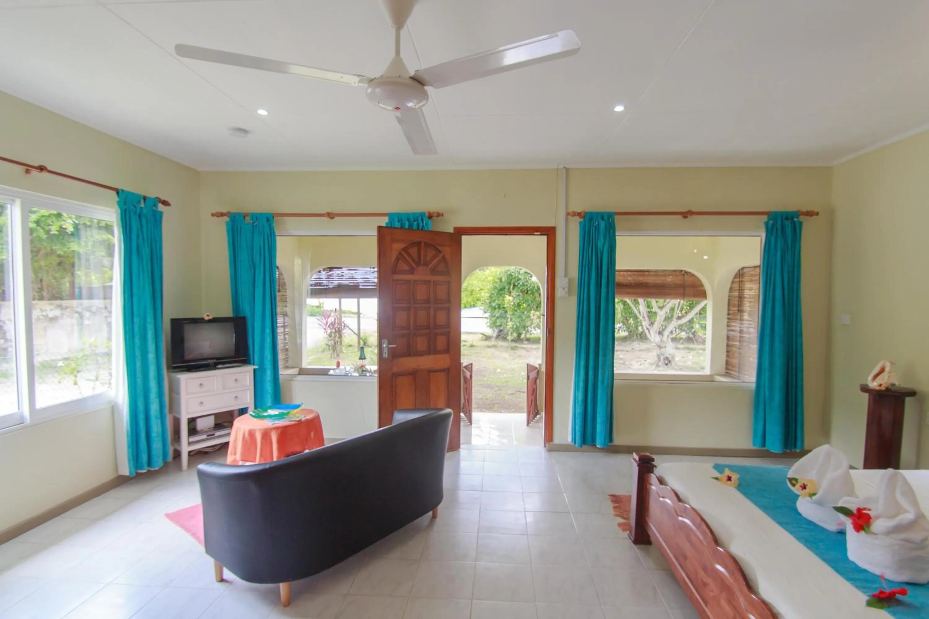 Living room, Bed in Coco Blanche