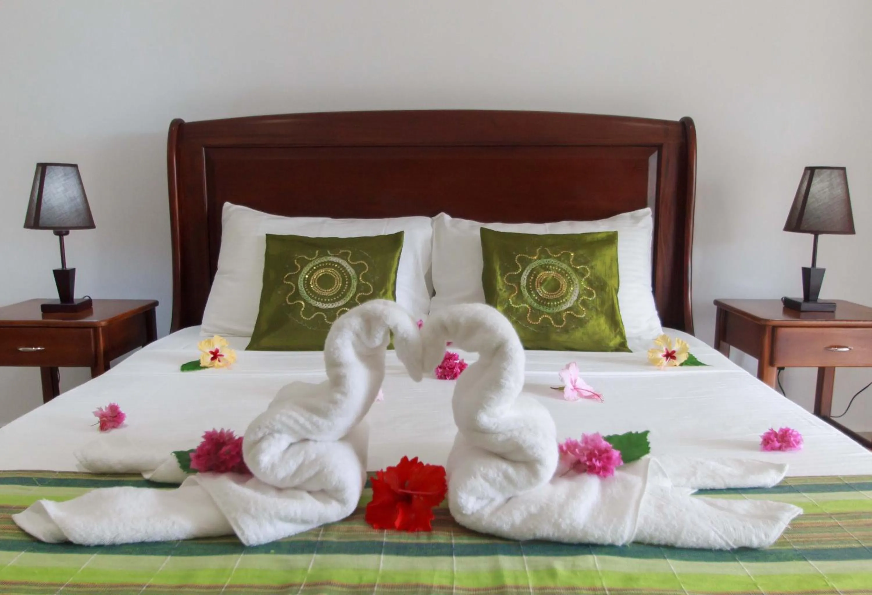 Bedroom, Bed in Coco Blanche