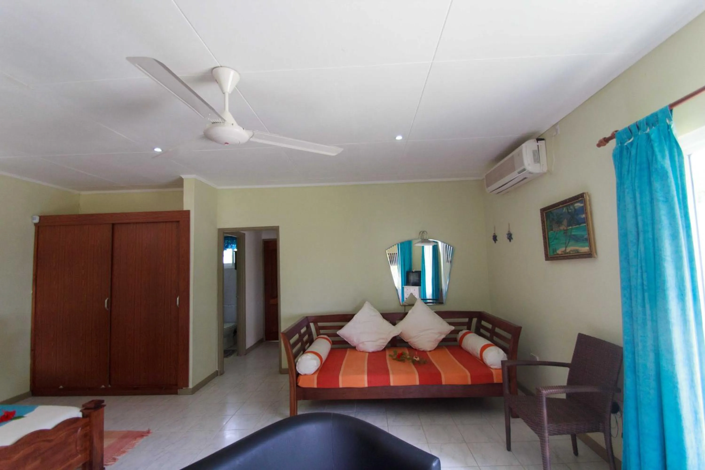 Living room, Bed in Coco Blanche