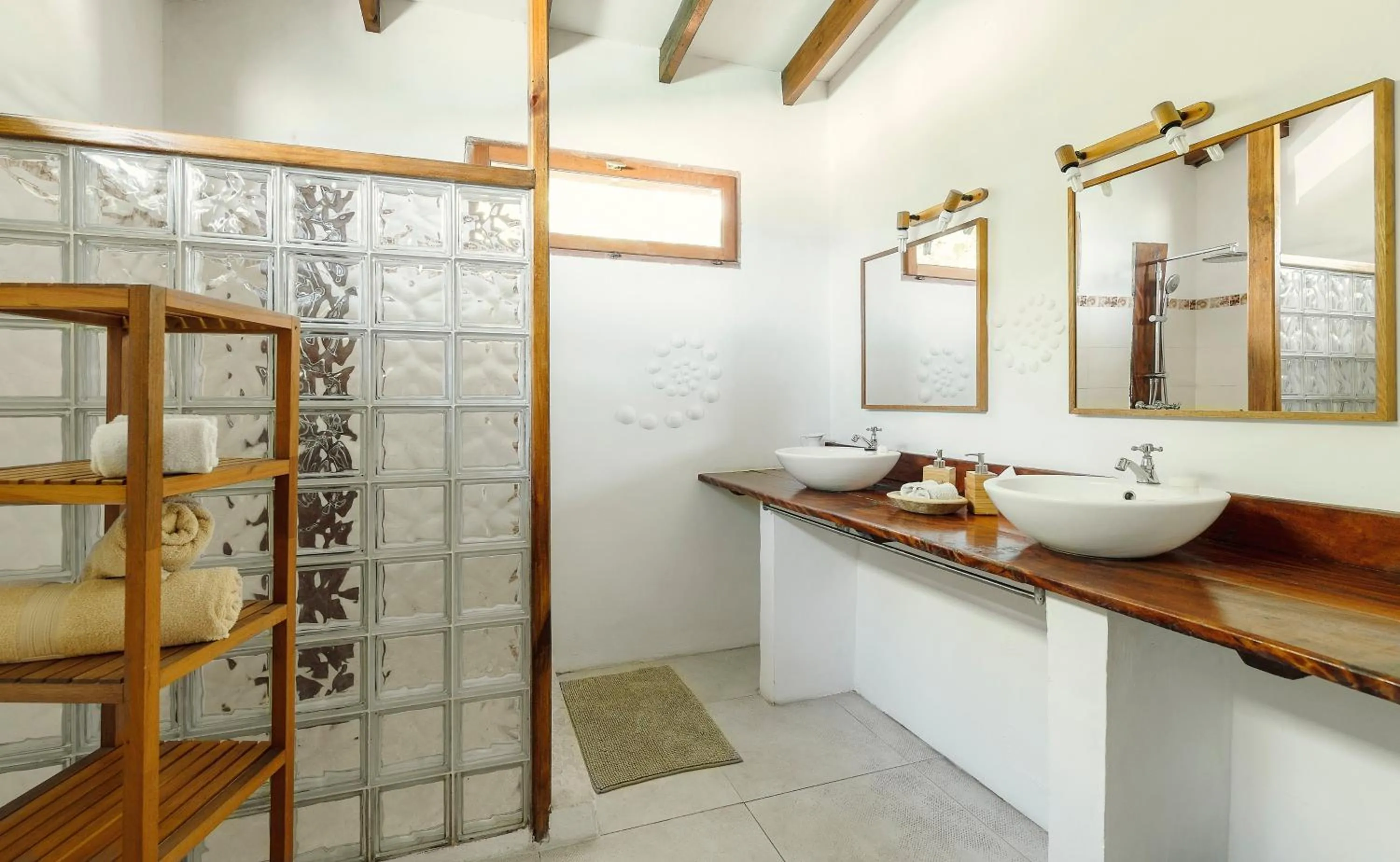 Bathroom in Clef des Iles