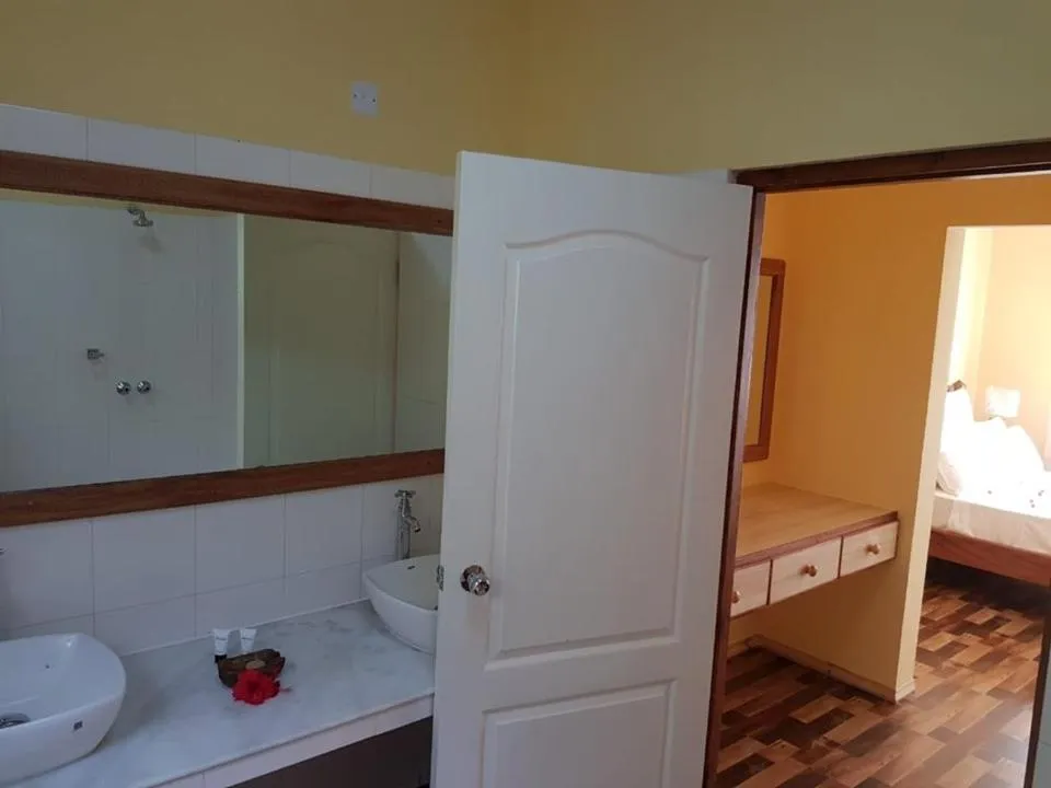 Bathroom, Bed in Villa Rafia